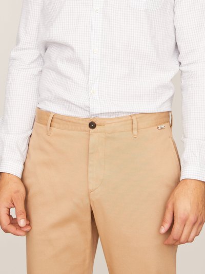 Hellbraune Chino mit Logo-Applikation