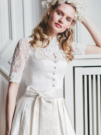 Hochzeits-Dirndl in Champagner Hochzeits-Dirndl in Champagner
