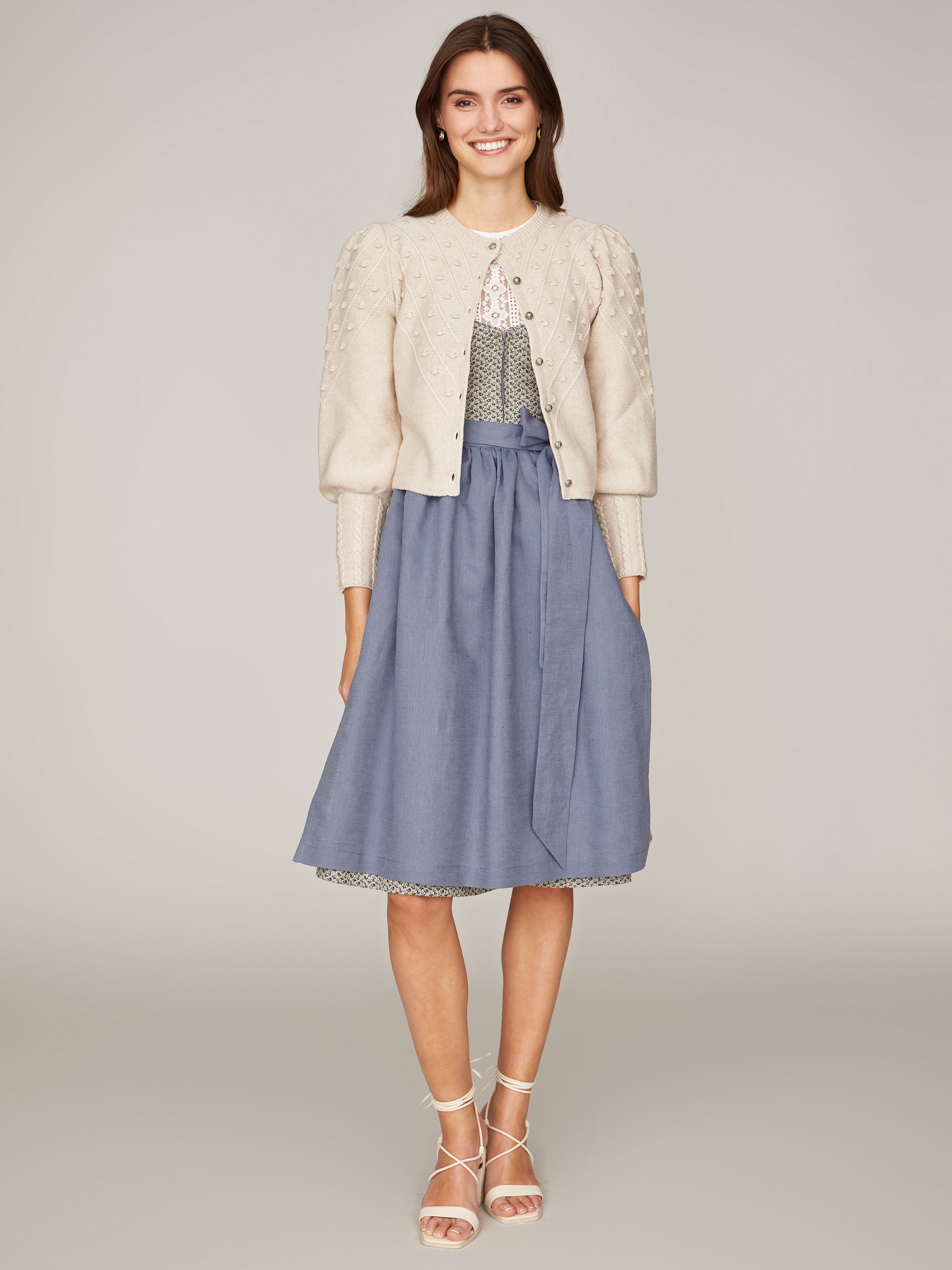 Romantisches Dirndl mit Blumenmuster und zwei Schürzen Romantisches Dirndl mit Blumenmuster und zwei Schürzen