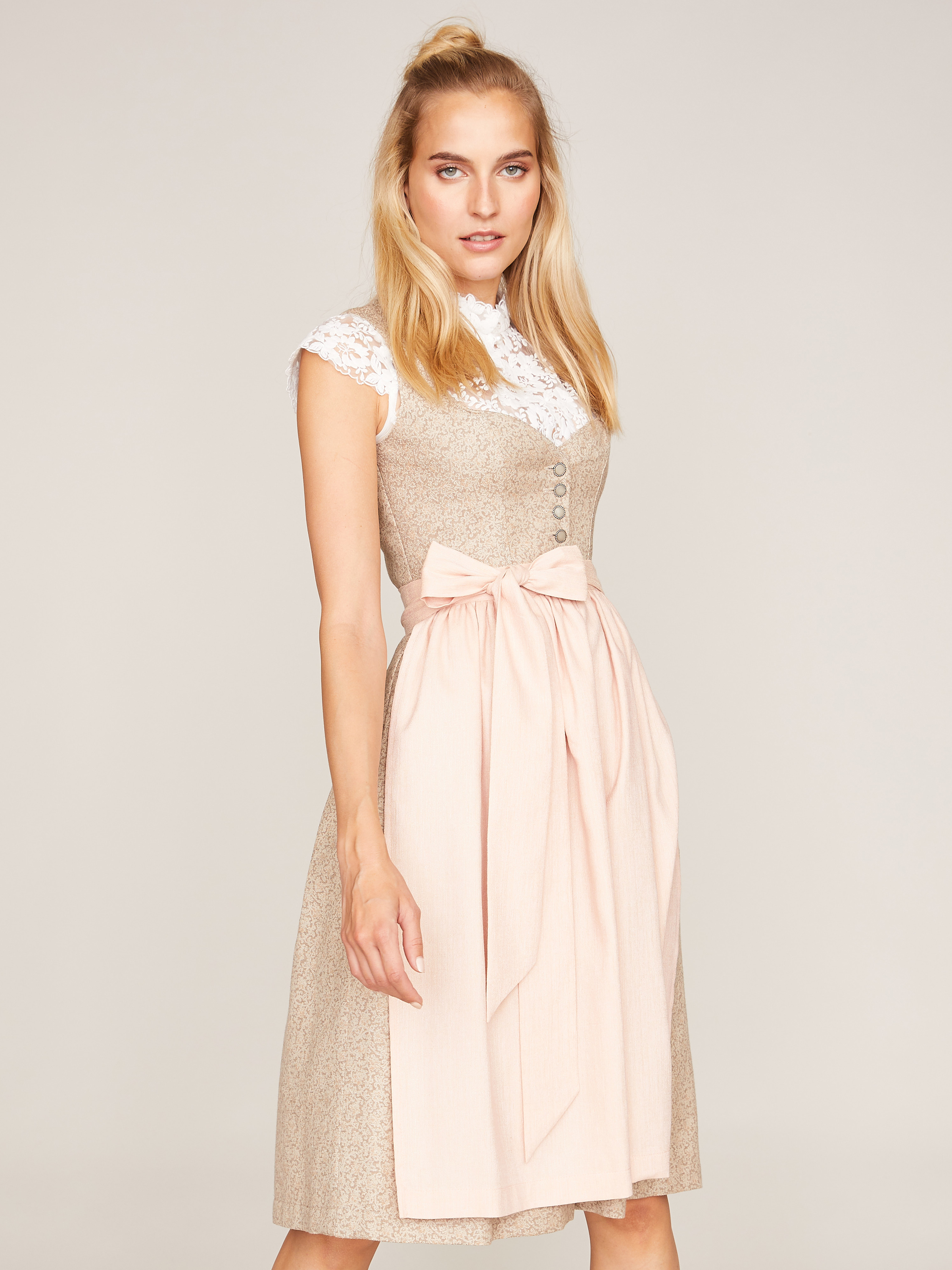 Beigefarbenes Dirndl mit zwei Schürzen Beigefarbenes Dirndl mit zwei Schürzen