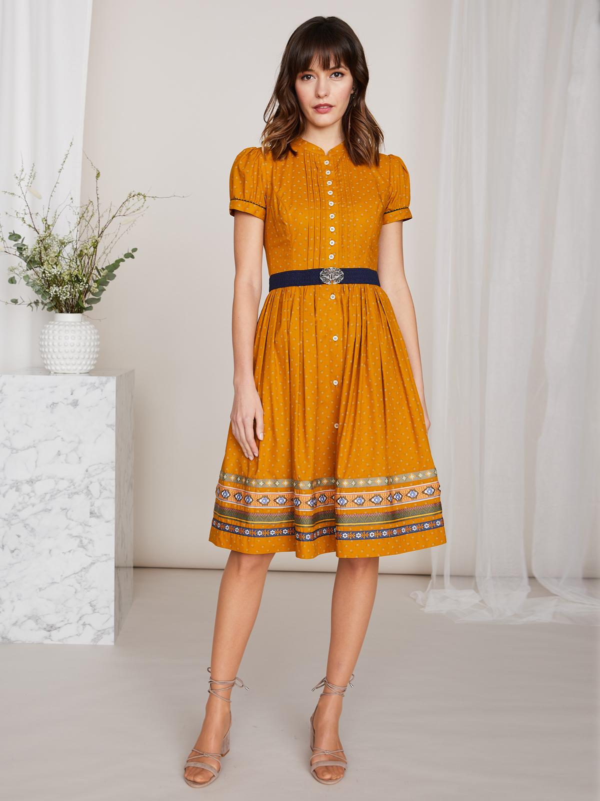 Hochgeschlossenes ocker-farbenes Dirndlkleid Hochgeschlossenes ocker-farbenes Dirndlkleid