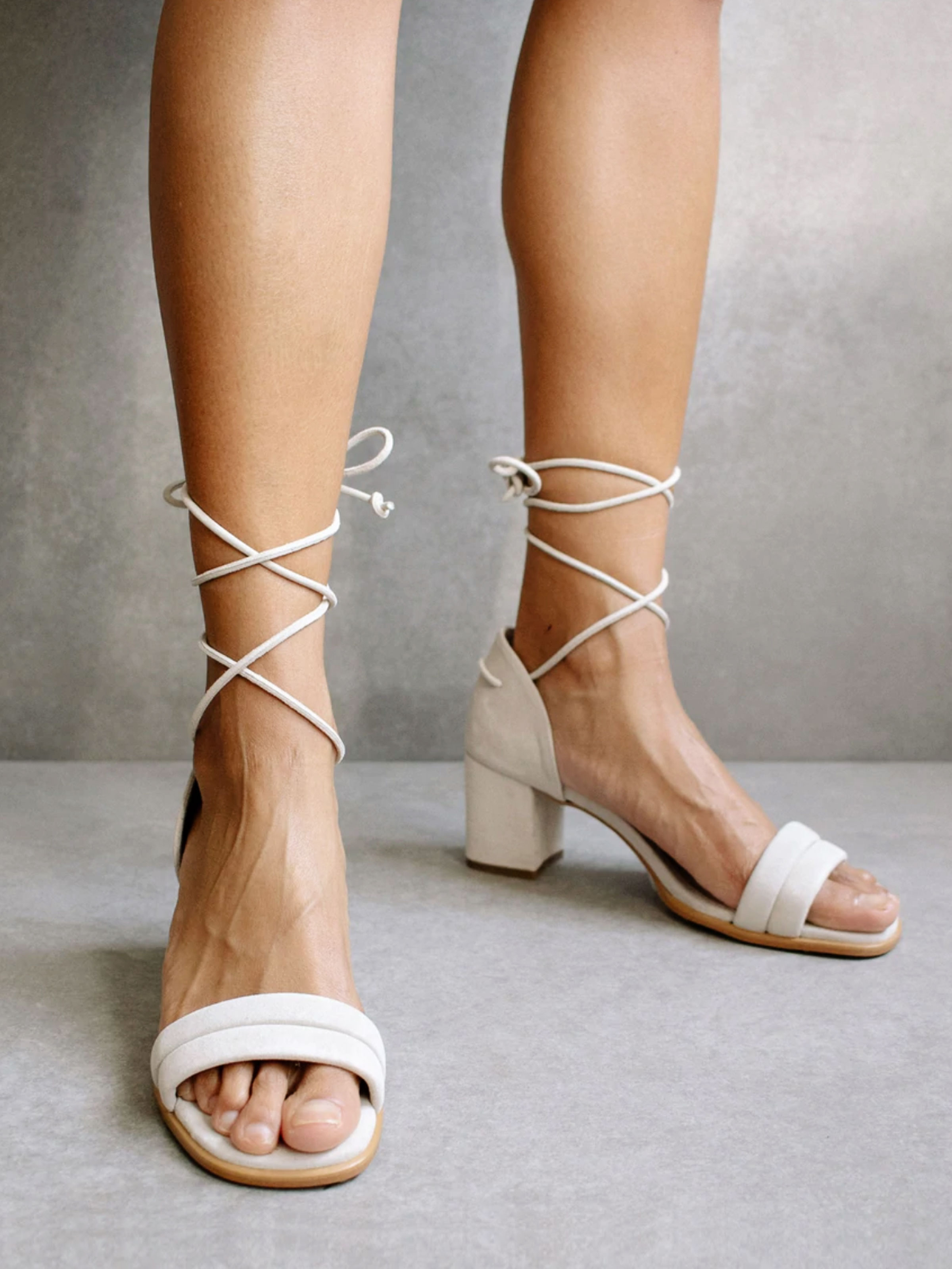 Weiße Sandale aus Velours-Leder mit Schnürung 