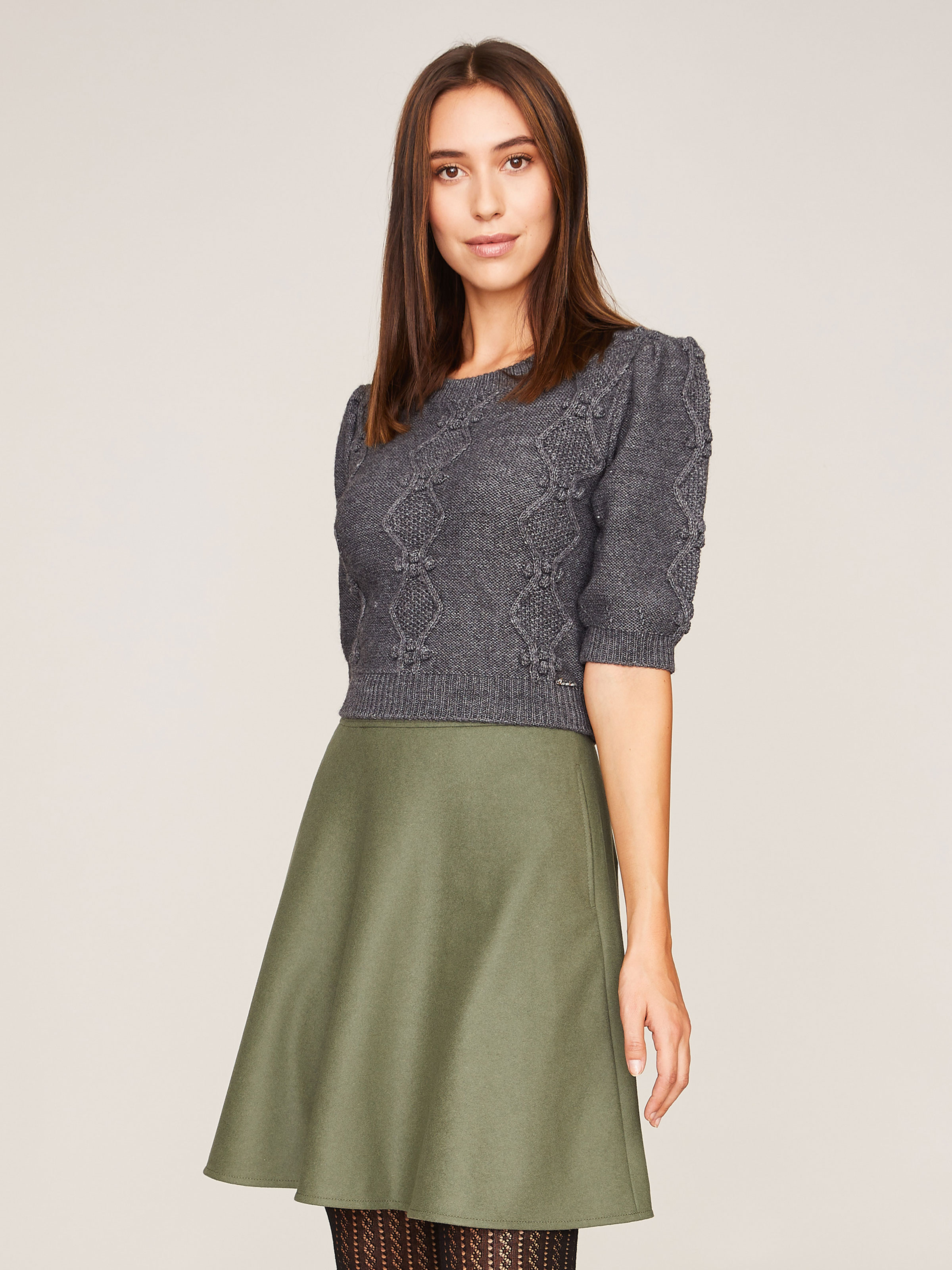 Grauer Strickpullover mit aufwendigem Muster Grauer Strickpullover mit aufwendigem Muster