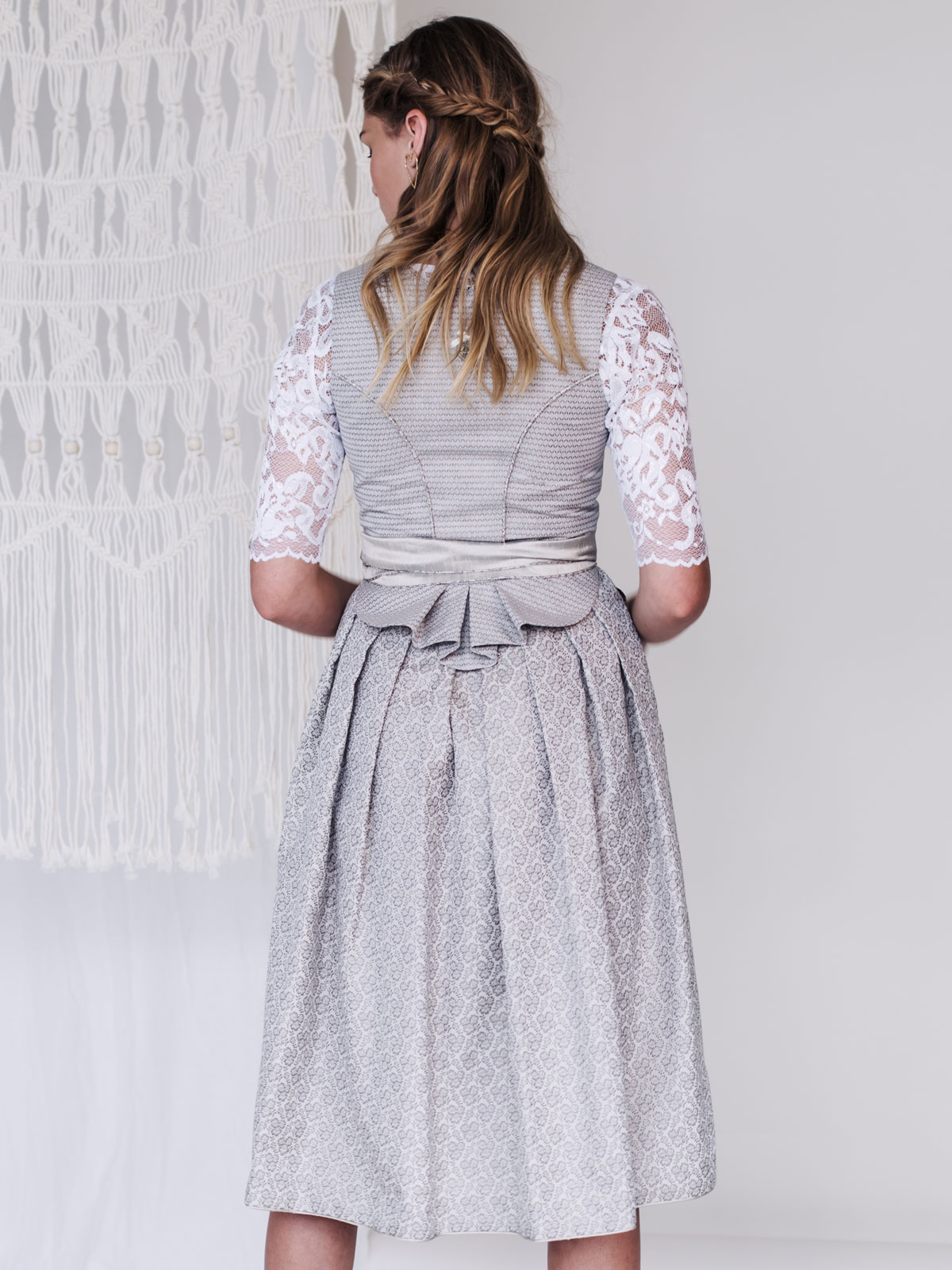 Beiges Leinen-Dirndl mit Seidenschürze Beiges Leinen-Dirndl mit Seidenschürze
