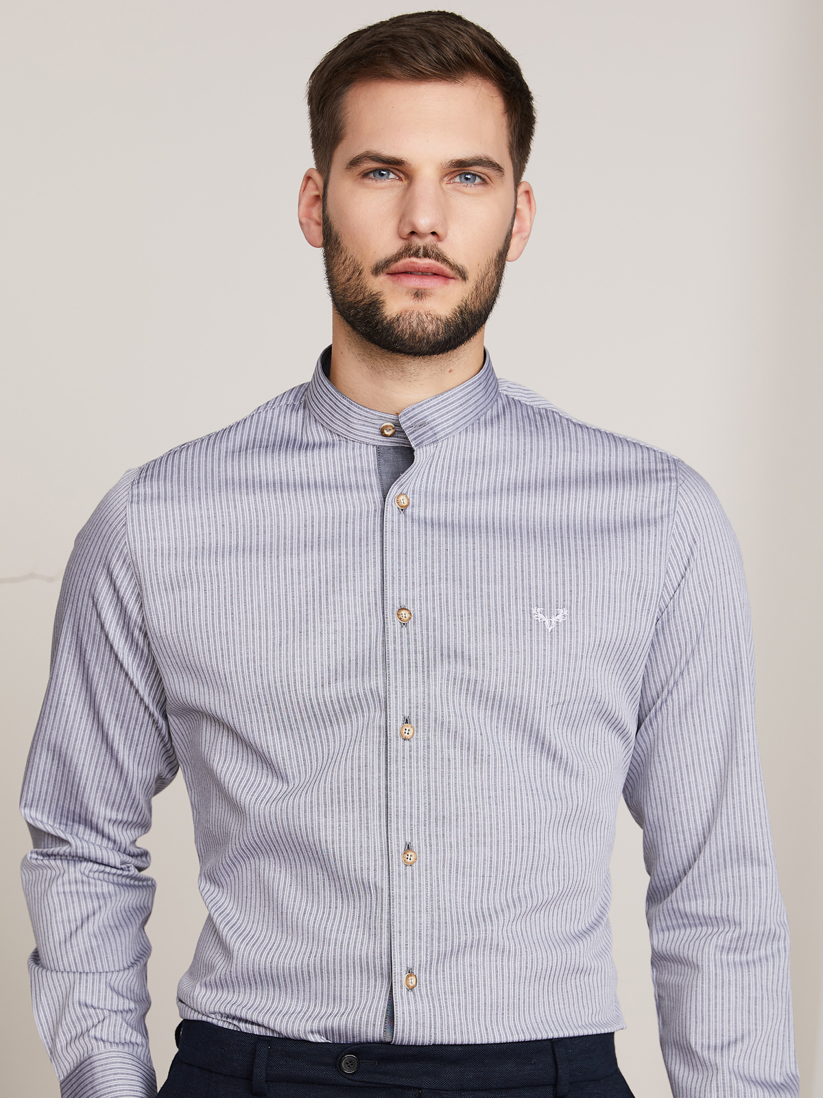 Grau gestreiftes Slimfit Trachtenhemd Grau gestreiftes Slimfit Trachtenhemd