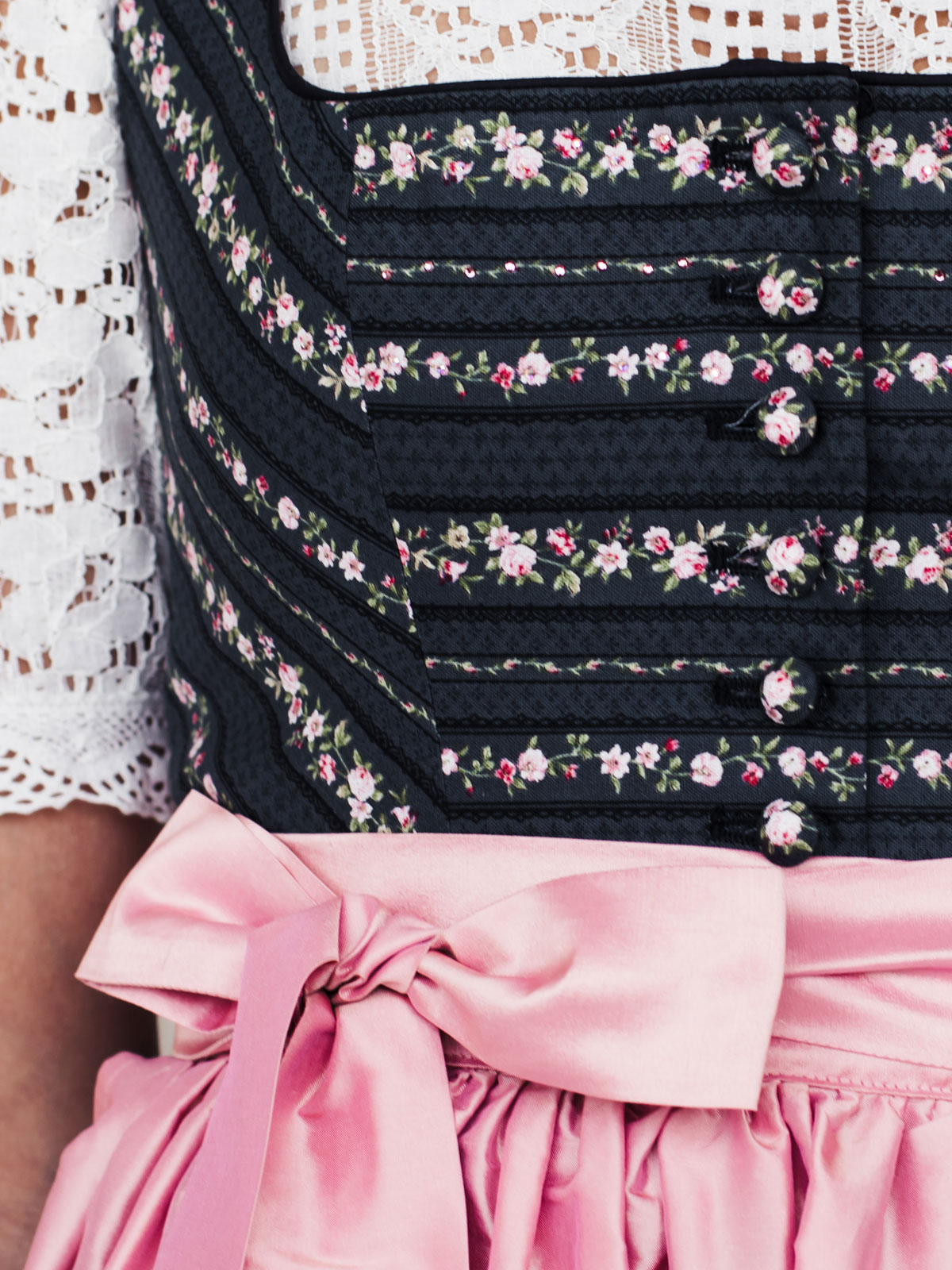 grau-rosa gestreiftes Dirndl mit rosa Schürze grau-rosa gestreiftes Dirndl mit rosa Schürze