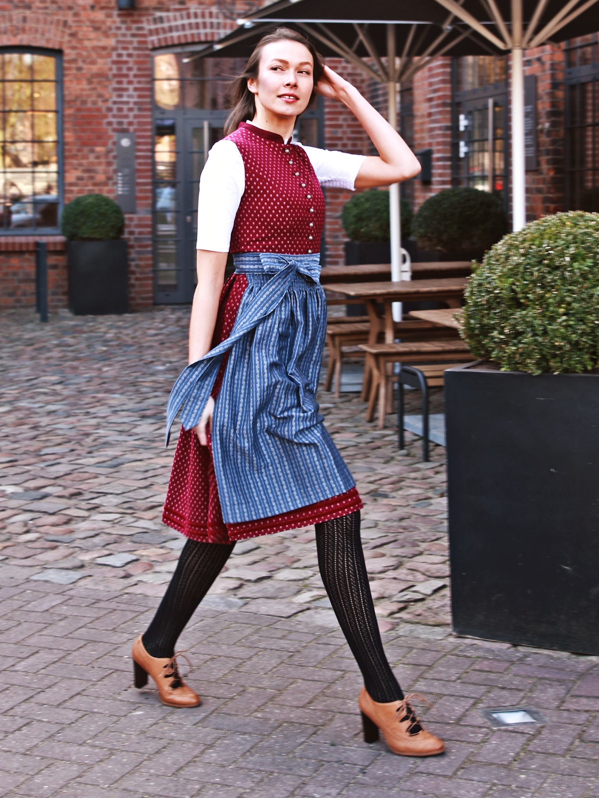 Rotes Dirndl hochgeschlossen Rotes Dirndl hochgeschlossen