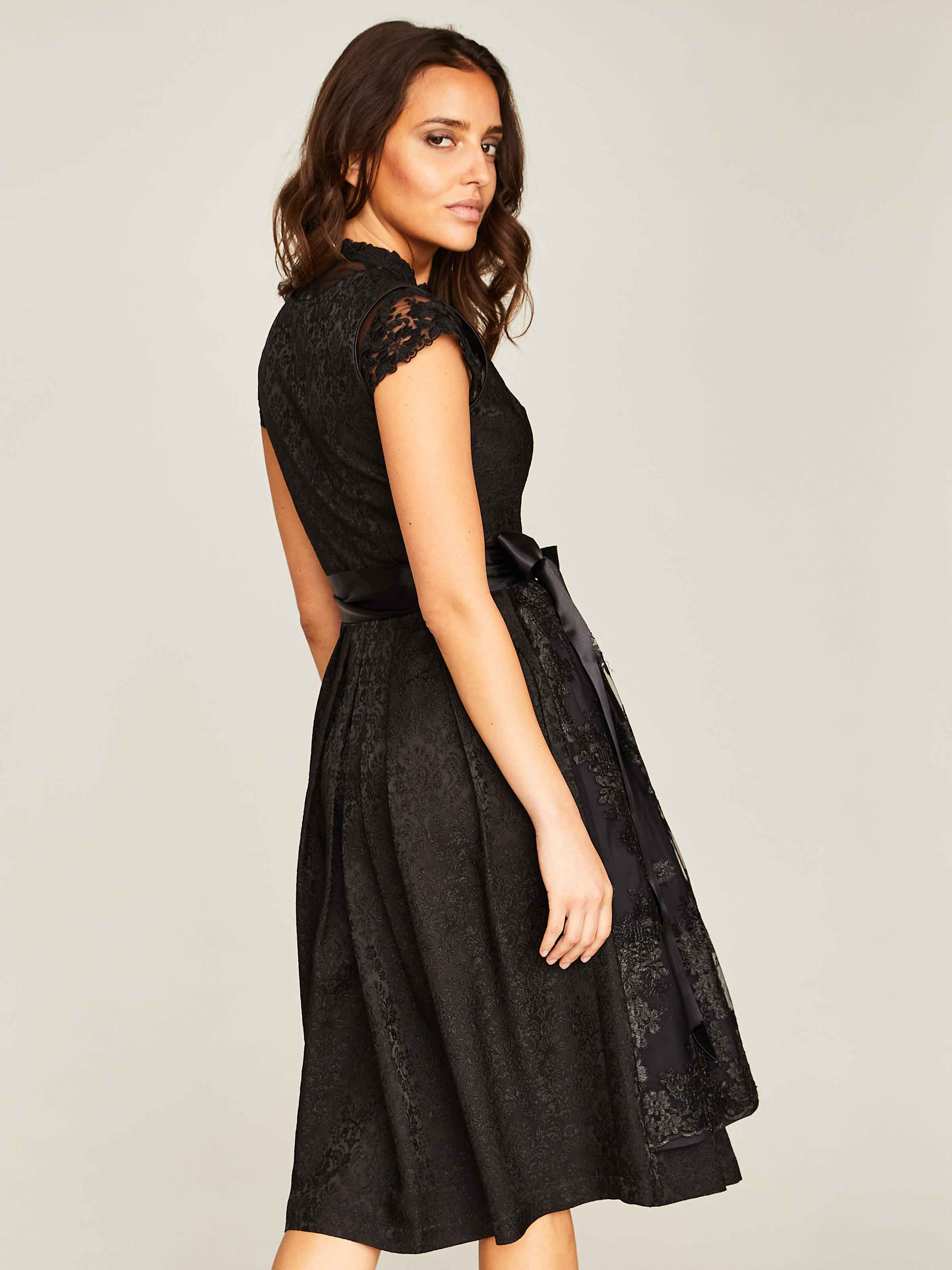 Dirndl in Schwarz mit Wendeschürze Dirndl in Schwarz mit Wendeschürze