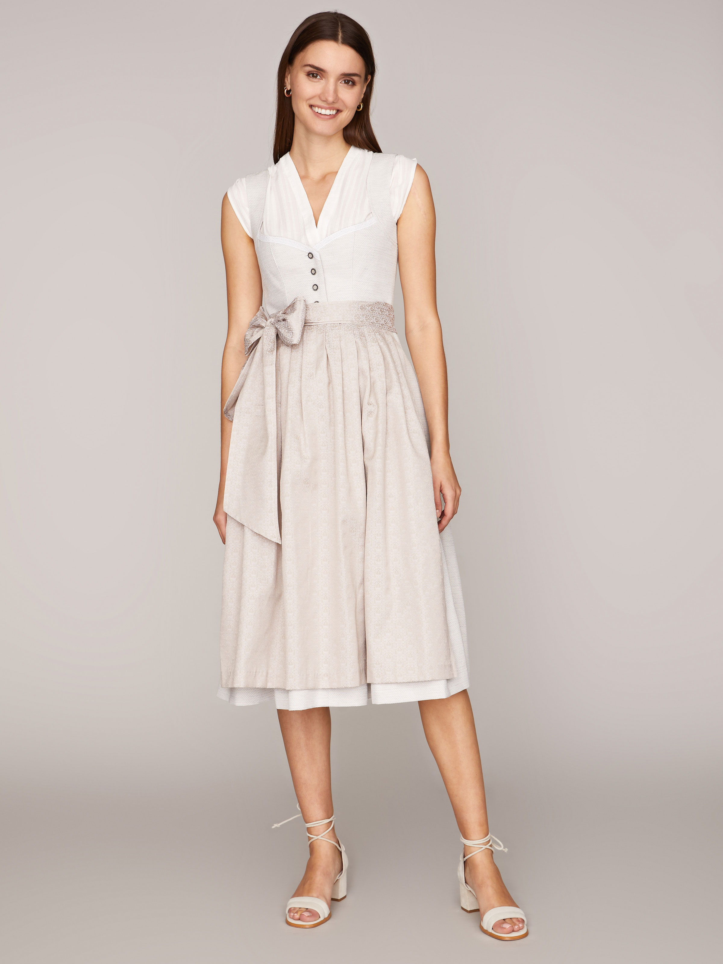 Cremefarbenes Dirndl mit Herzausschnitt Cremefarbenes Dirndl mit Herzausschnitt