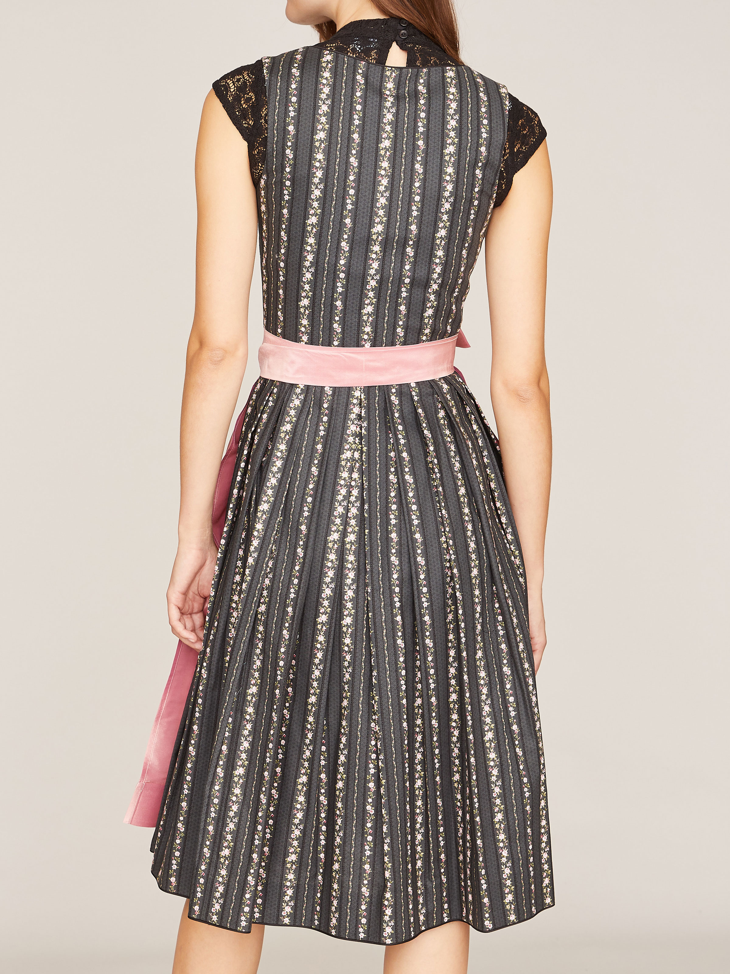 grau-rosa gestreiftes Dirndl mit rosa Schürze grau-rosa gestreiftes Dirndl mit rosa Schürze