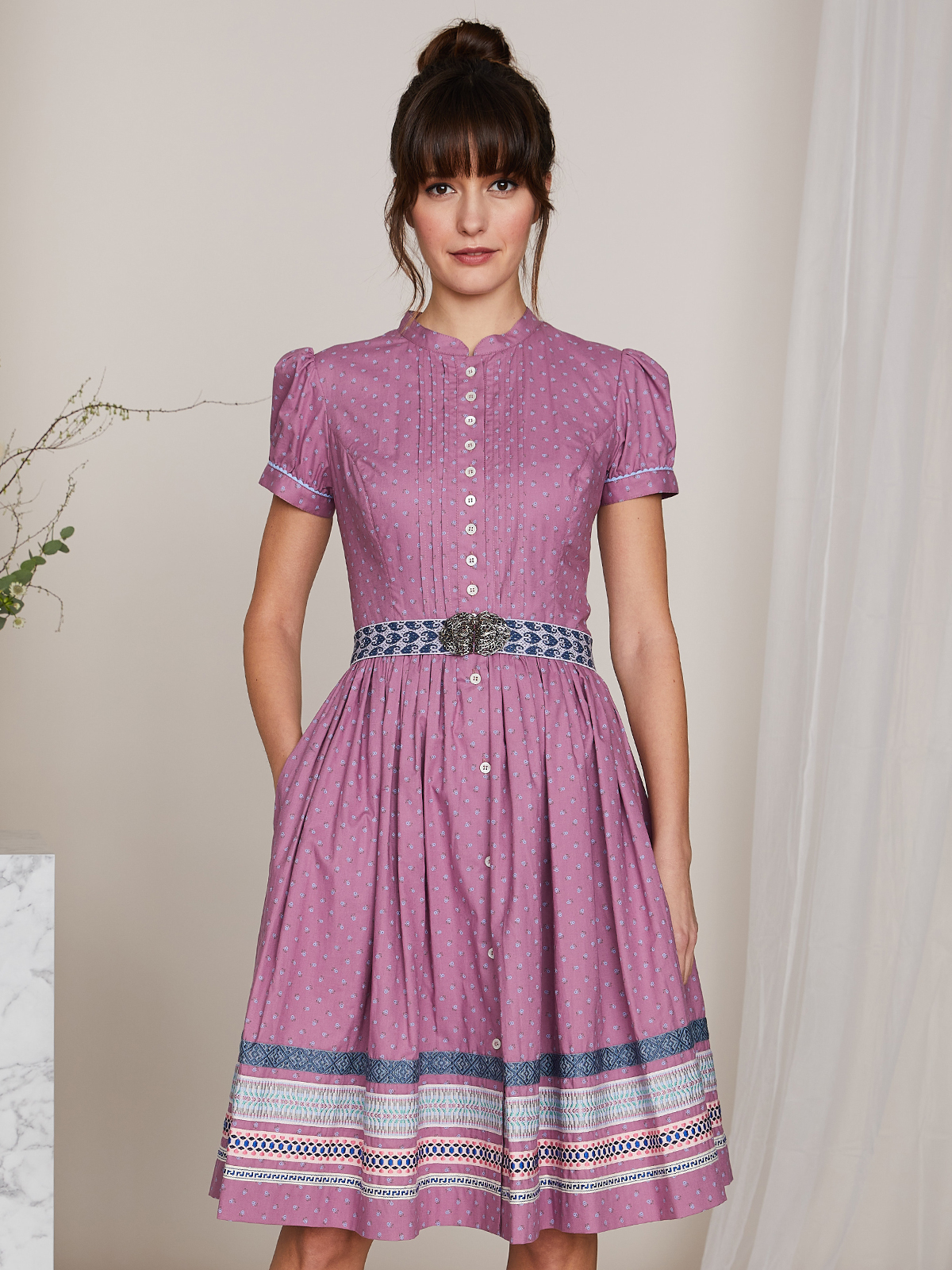 Hochgeschlossenes Dirndlkleid in hellem Lila Hochgeschlossenes Dirndlkleid in hellem Lila