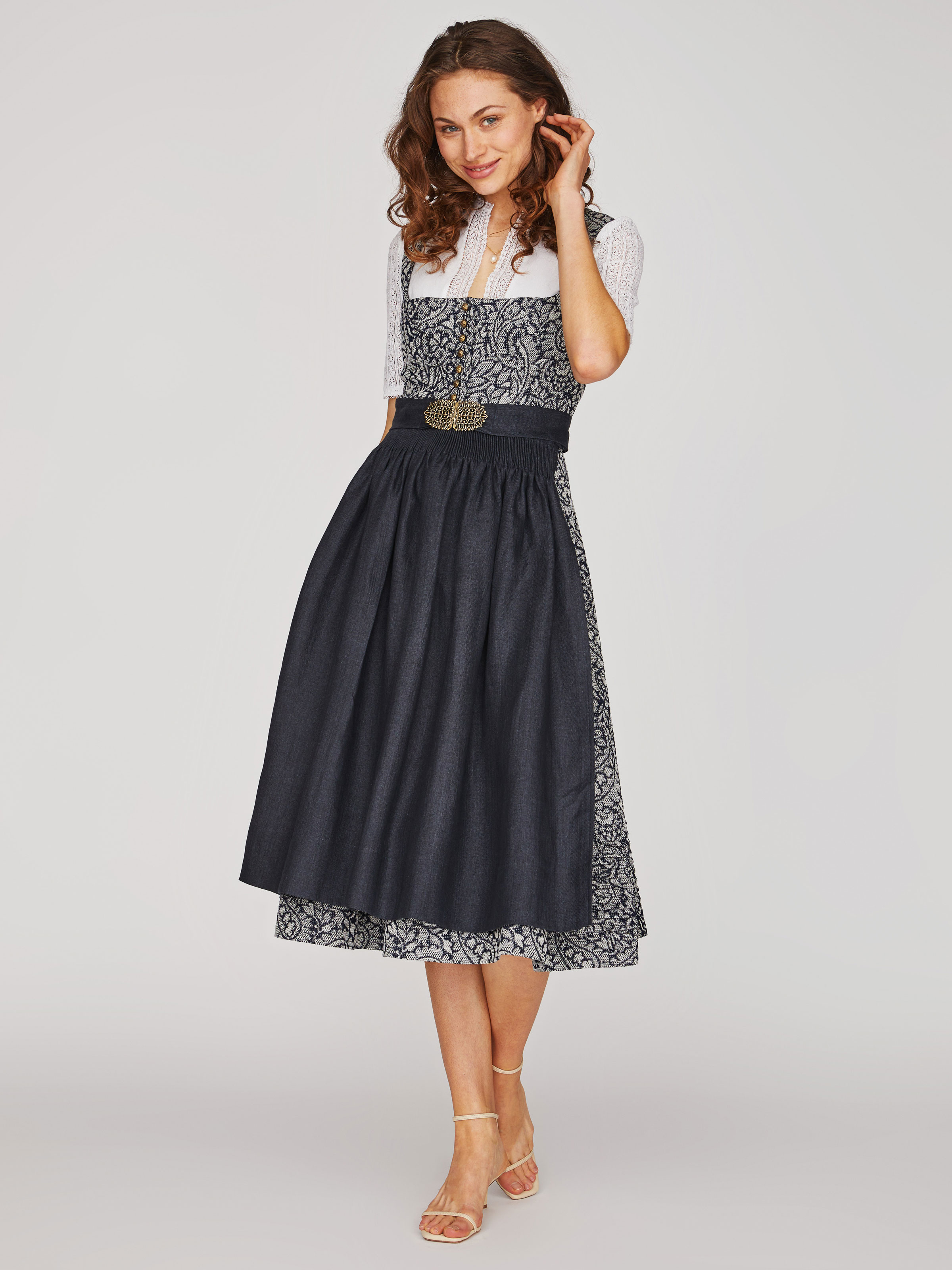 Dunkelblaues Dirndl mit Denim-Optik-Schürze Dunkelblaues Dirndl mit Denim-Optik-Schürze