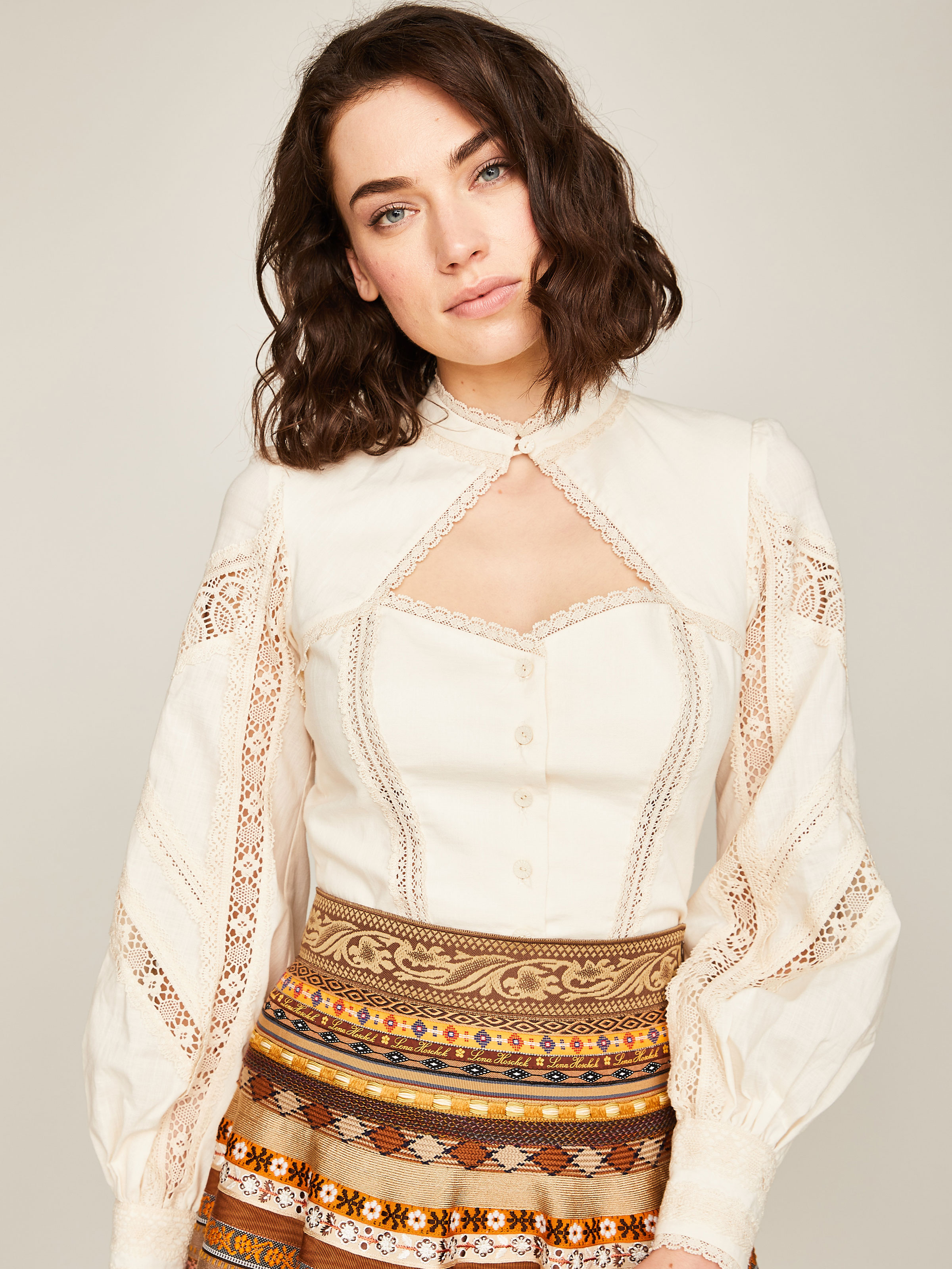 Romantische Bluse im Trachtenstil mit Spitzeneinsätzen Romantische Bluse im Trachtenstil mit Spitzeneinsätzen