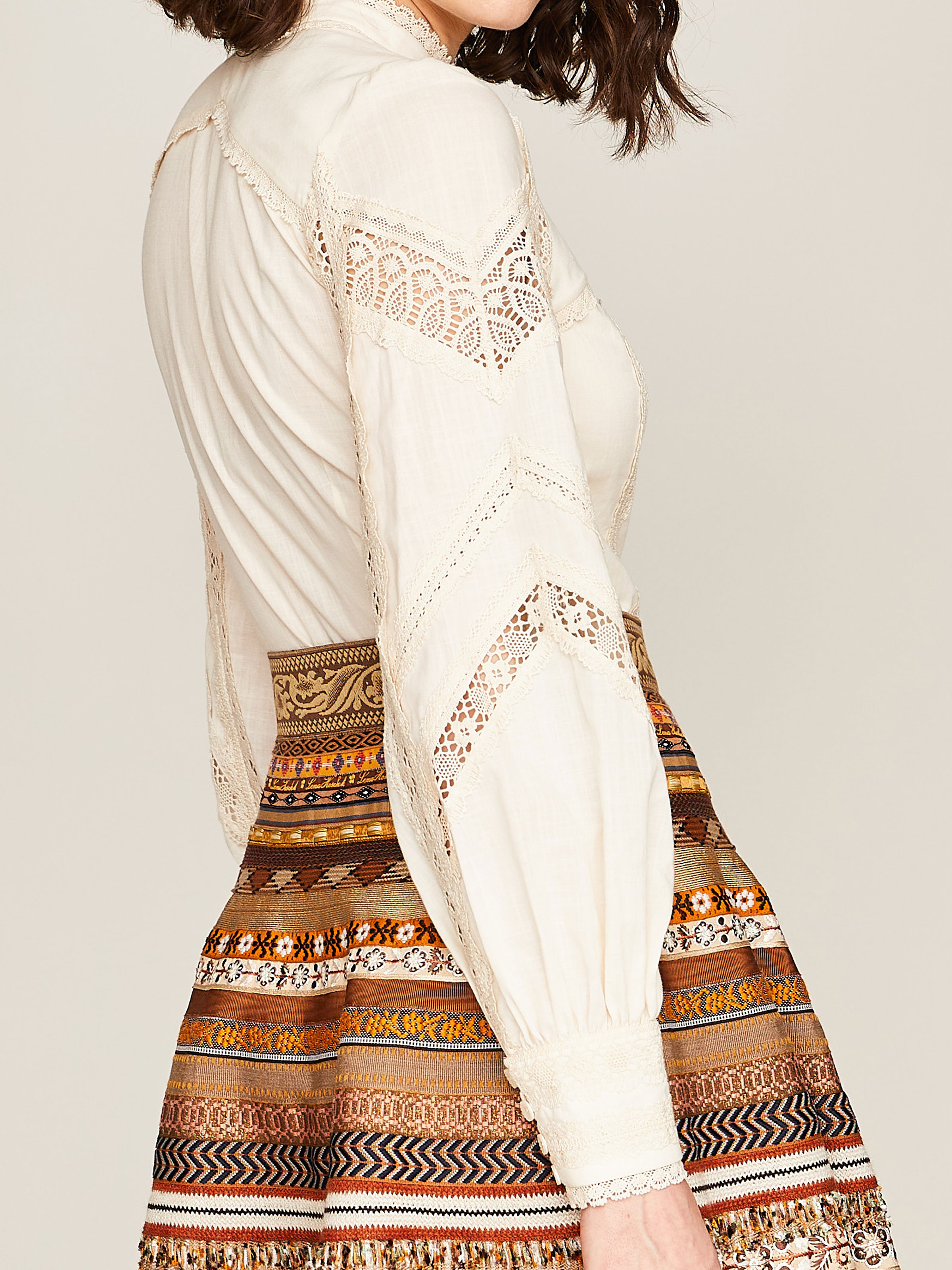 Romantische Bluse im Trachtenstil mit Spitzeneinsätzen Romantische Bluse im Trachtenstil mit Spitzeneinsätzen