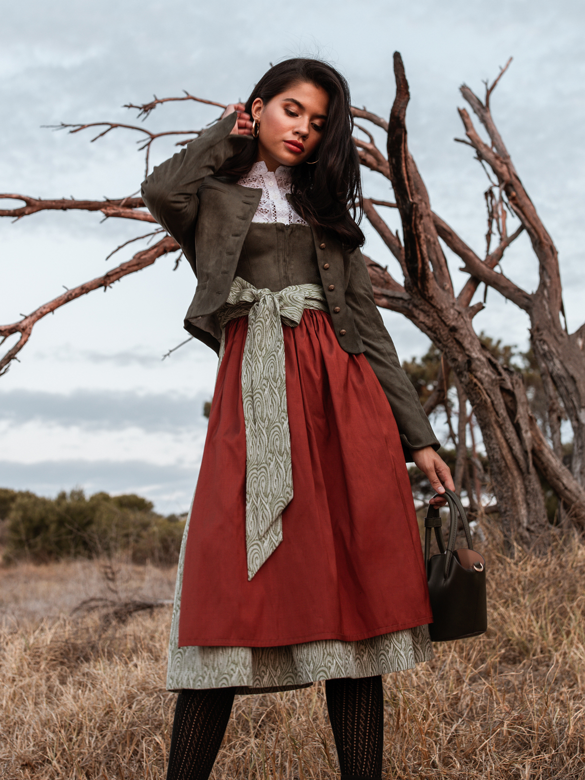 Khaki grünes Dirndl im Animalprint mit zwei Schürzen Khaki grünes Dirndl im Animalprint mit zwei Schürzen
