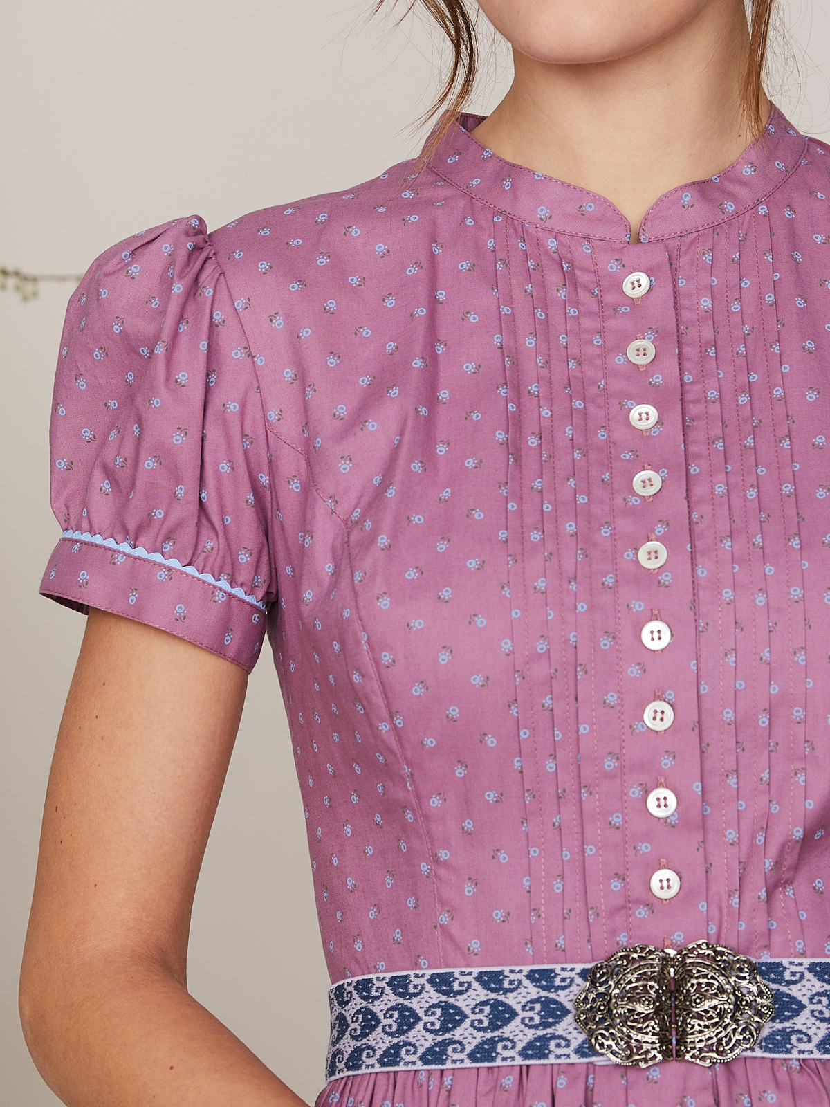 Hochgeschlossenes Dirndlkleid in hellem Lila Hochgeschlossenes Dirndlkleid in hellem Lila