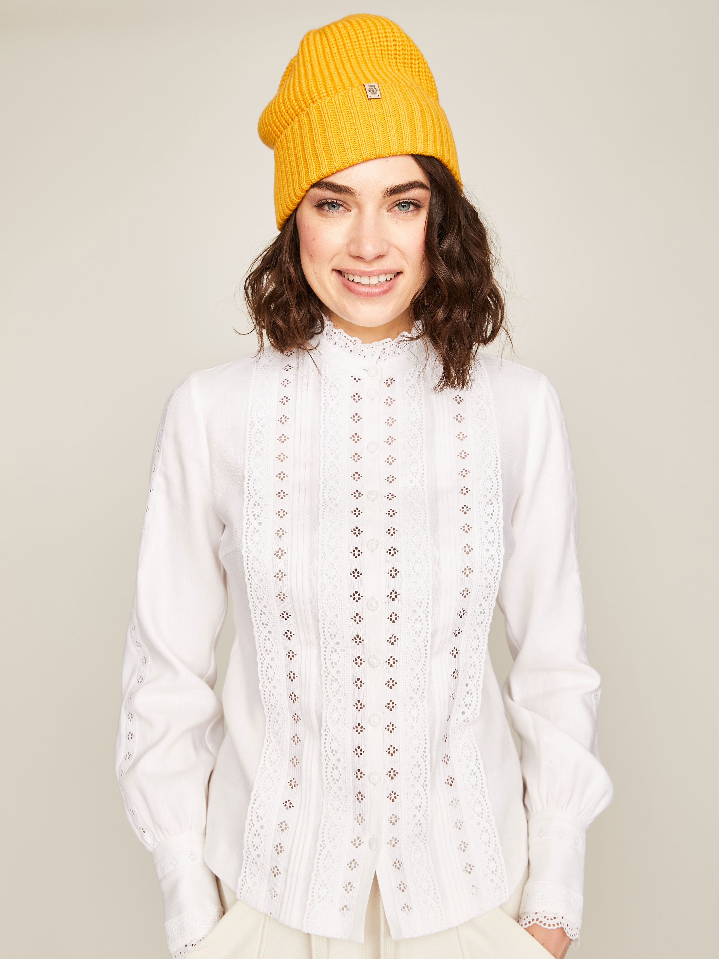 Weiße Leinenbluse mit Zierborten Weiße Leinenbluse mit Zierborten