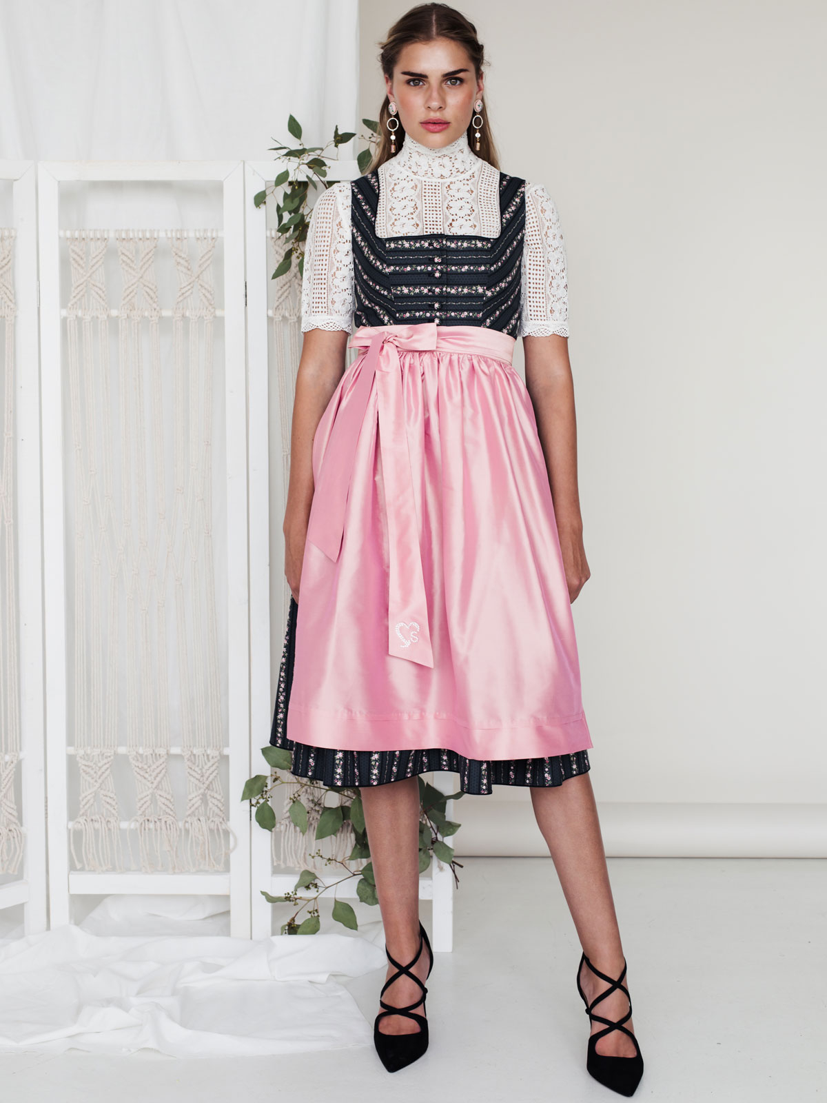 grau-rosa gestreiftes Dirndl mit rosa Schürze grau-rosa gestreiftes Dirndl mit rosa Schürze