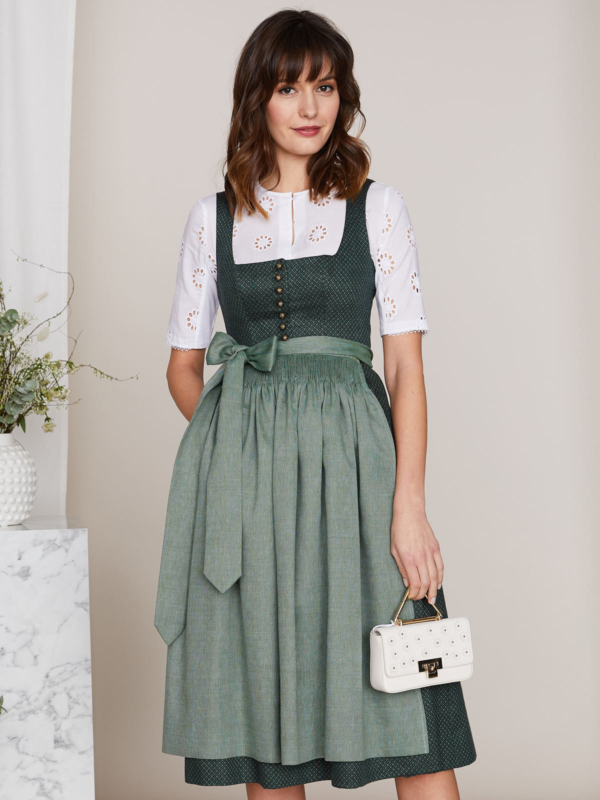 Grünes Dirndl mit quadratischem Webmuster Grünes Dirndl mit quadratischem Webmuster