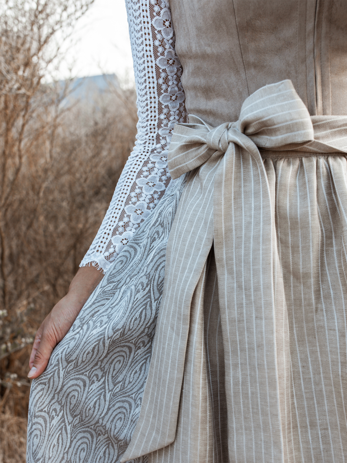 Hellbeiges Dirndl im Animalprint mit zwei Schürzen Hellbeiges Dirndl im Animalprint mit zwei Schürzen