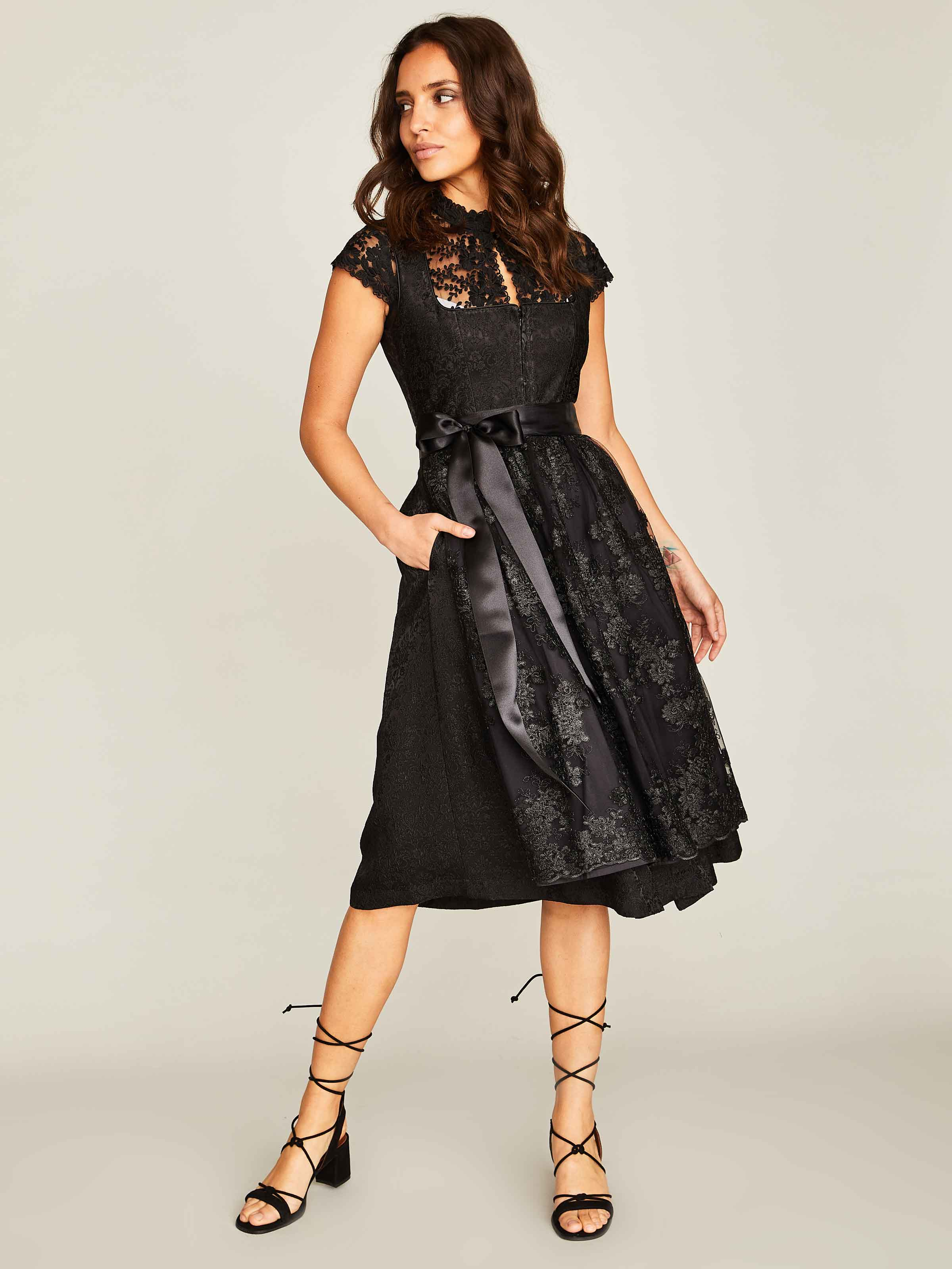 Dirndl in Schwarz mit Wendeschürze Dirndl in Schwarz mit Wendeschürze