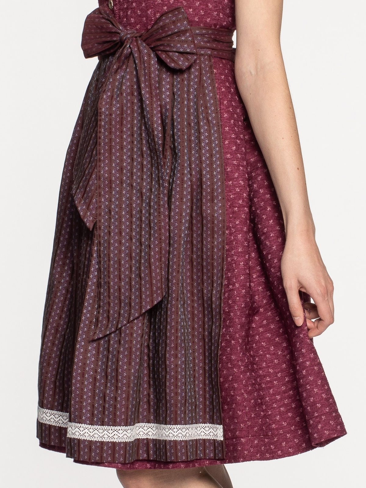 Weinrotes Dirndl mit Flügelärmchen Weinrotes Dirndl mit Flügelärmchen