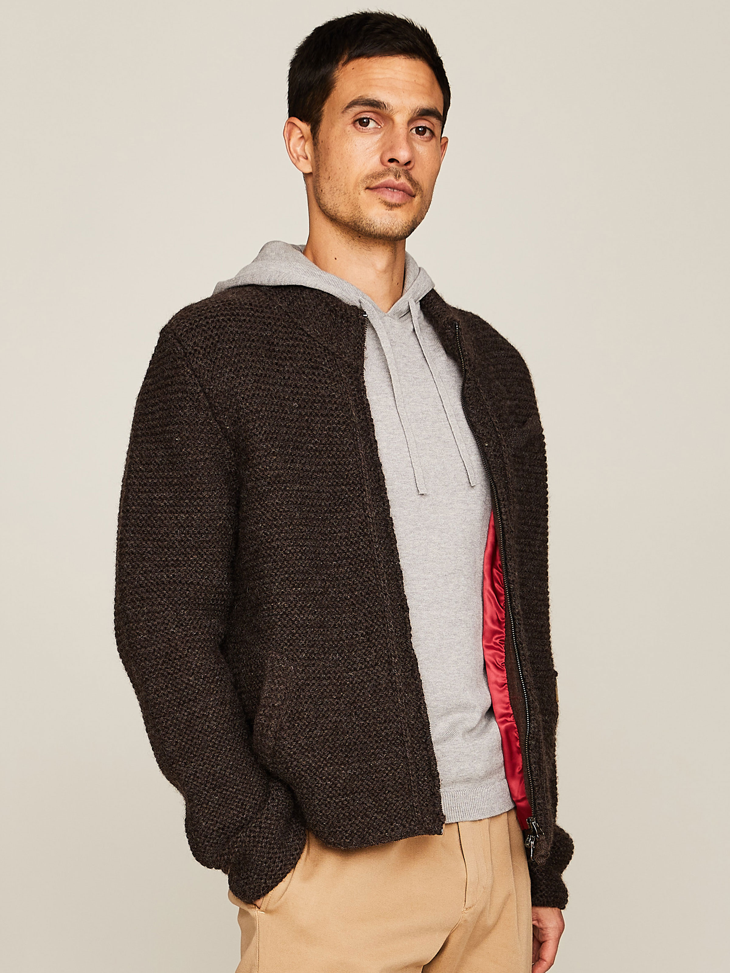 Dunkelbraune Strickjacke mit Kontrastfutter Dunkelbraune Strickjacke mit Kontrastfutter