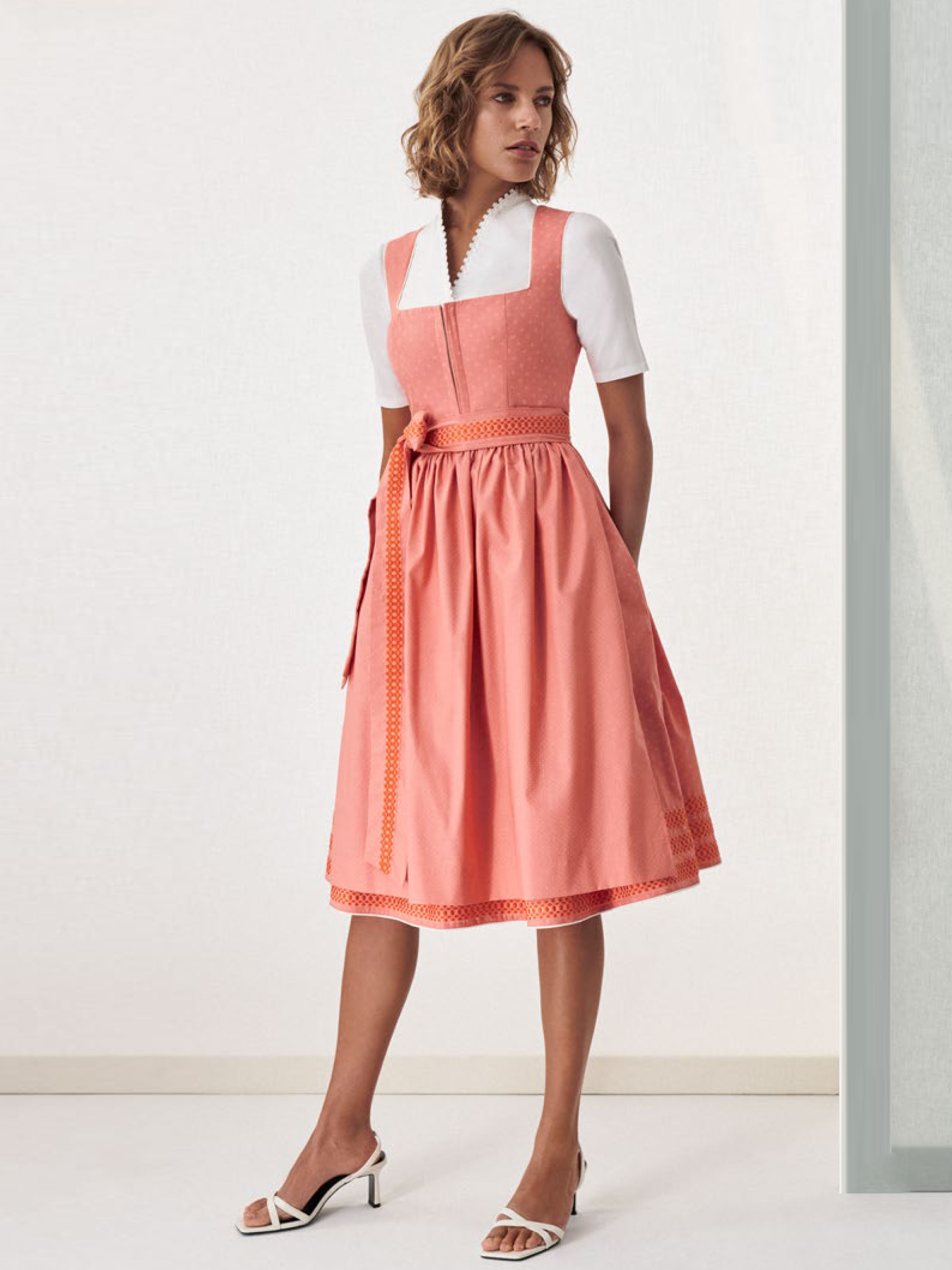 Coralfarbenes Dirndl mit Stickereien Coralfarbenes Dirndl mit Stickereien