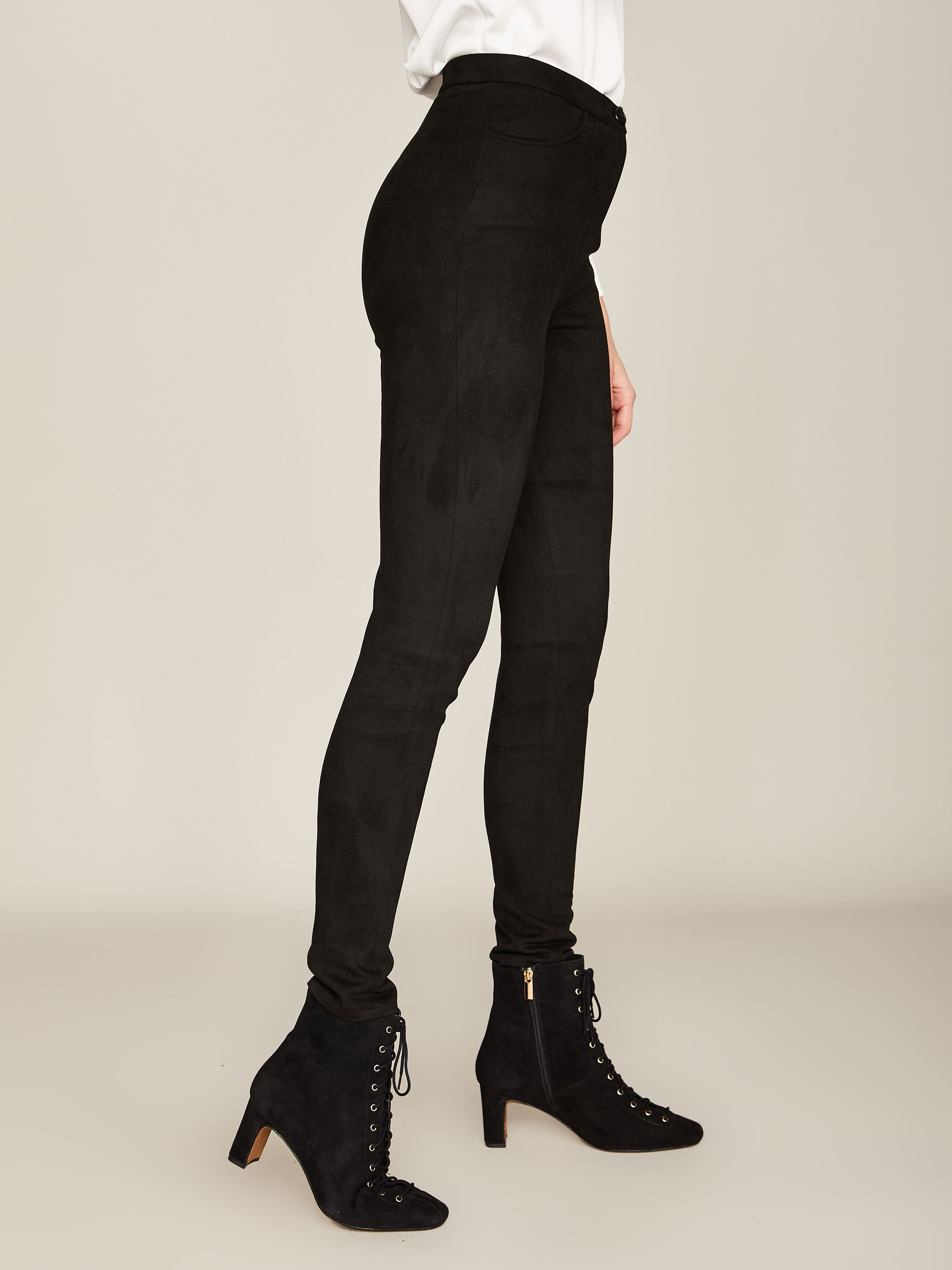 Schwarze Hose in Veloursleder-Optik Schwarze Hose in Veloursleder-Optik