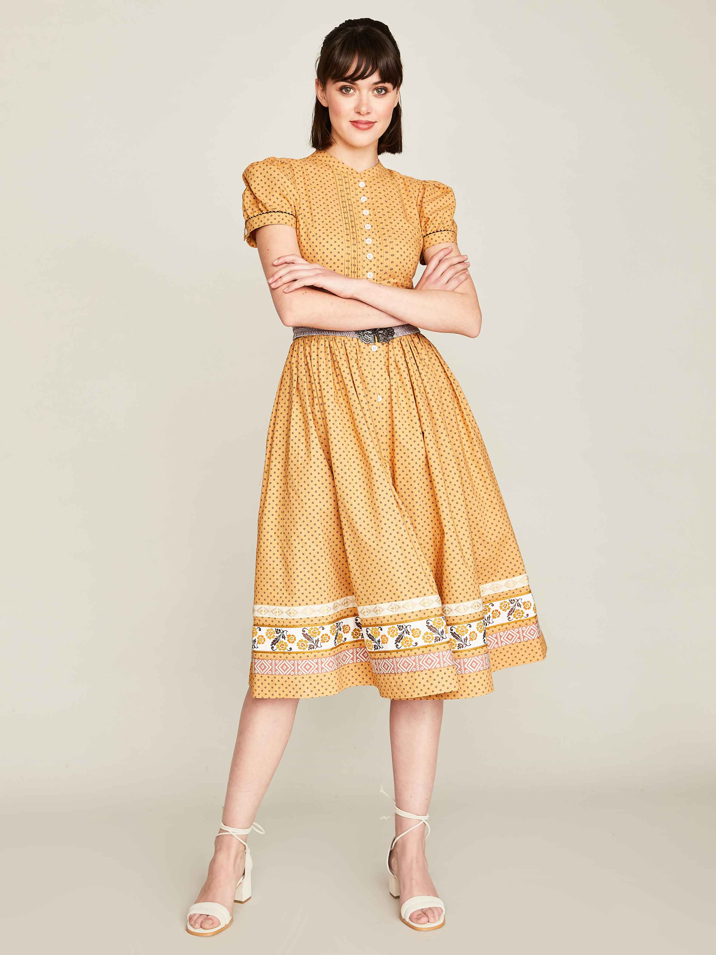 Senf-farbenes Kleid mit Gürtel Senf-farbenes Kleid mit Gürtel