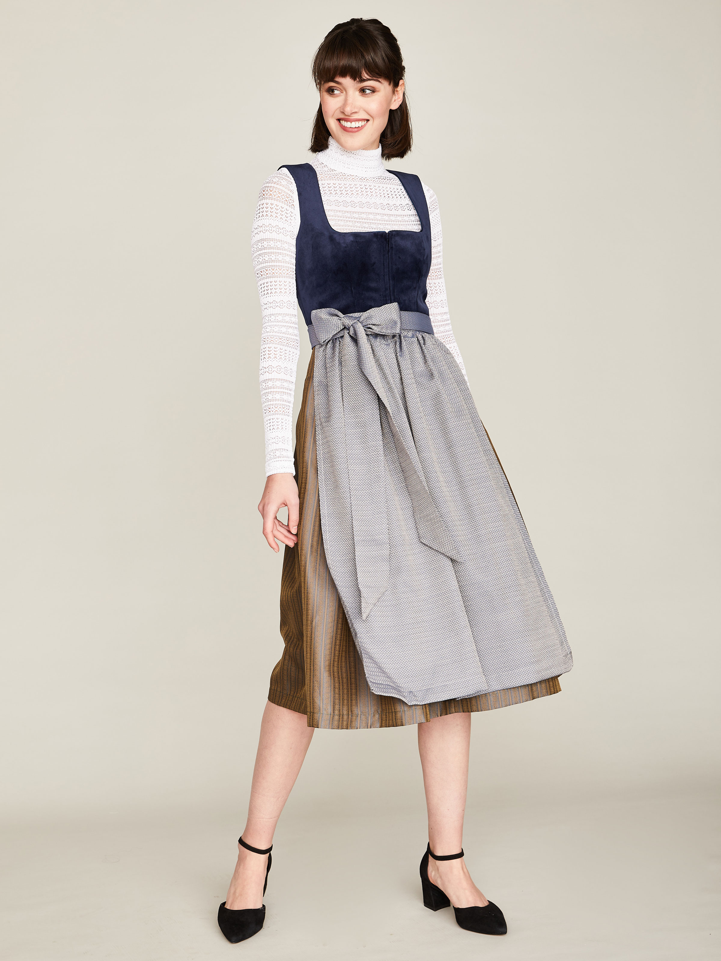 Dunkelblaues Dirndl mit zwei Schürzen Dunkelblaues Dirndl mit zwei Schürzen