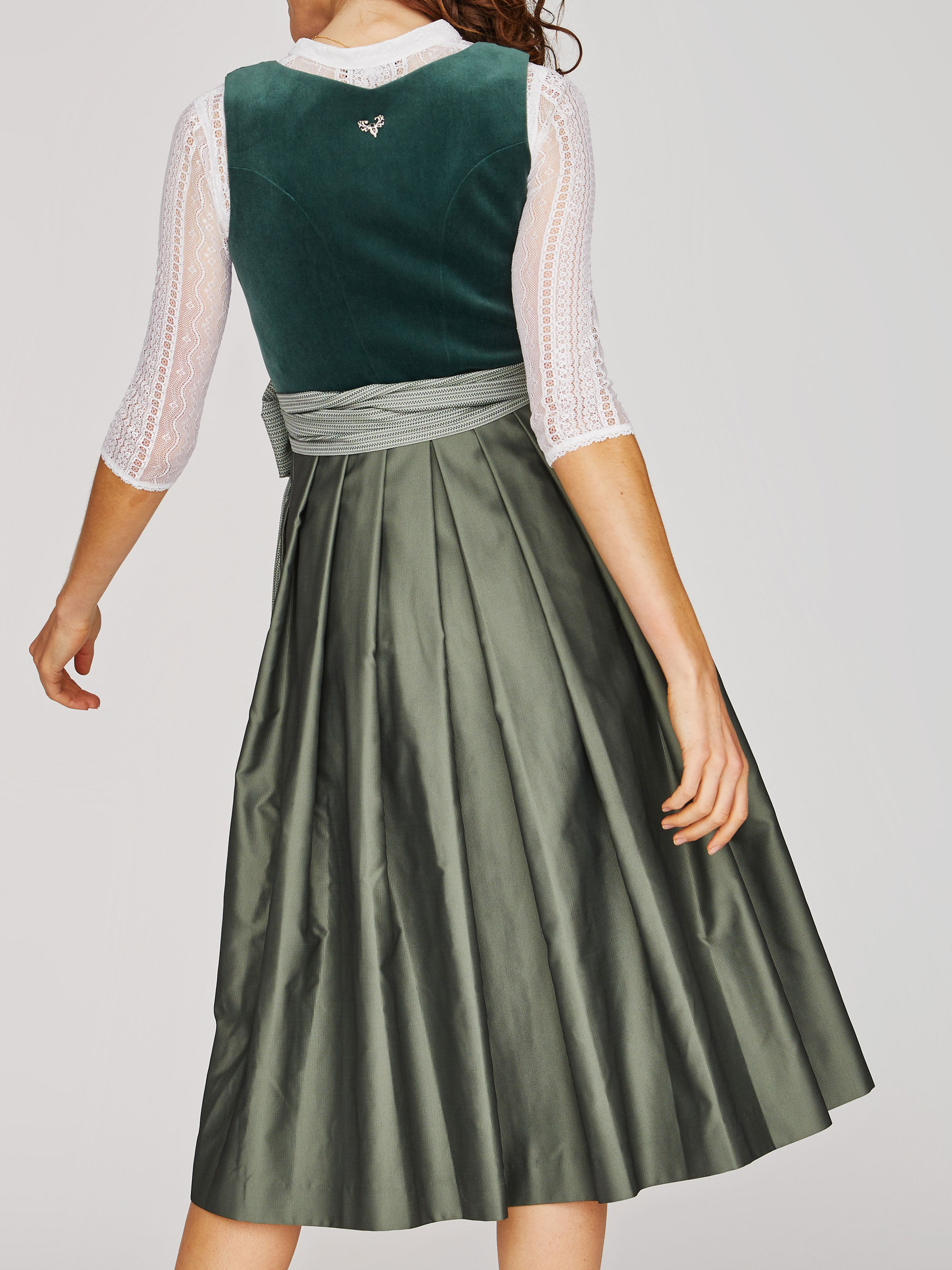 Dunkelgrünes Samtdirndl mit salbeigrüner Schürze Dunkelgrünes Samtdirndl mit salbeigrüner Schürze