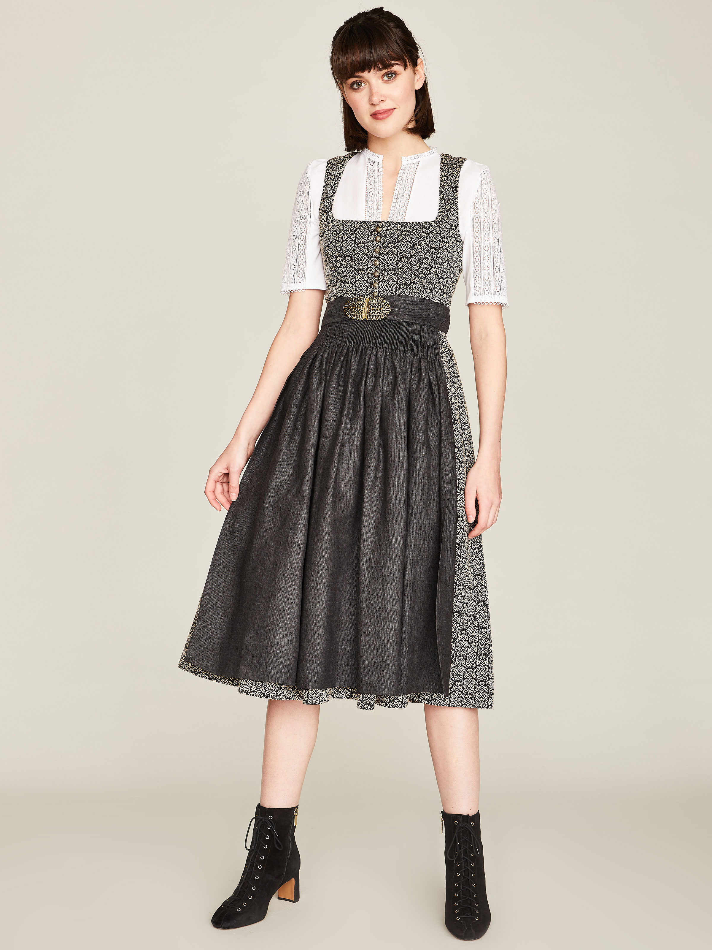 Gemustertes Dirndl in Erdtönen mit Leinen-Schürze Gemustertes Dirndl in Erdtönen mit Leinen-Schürze