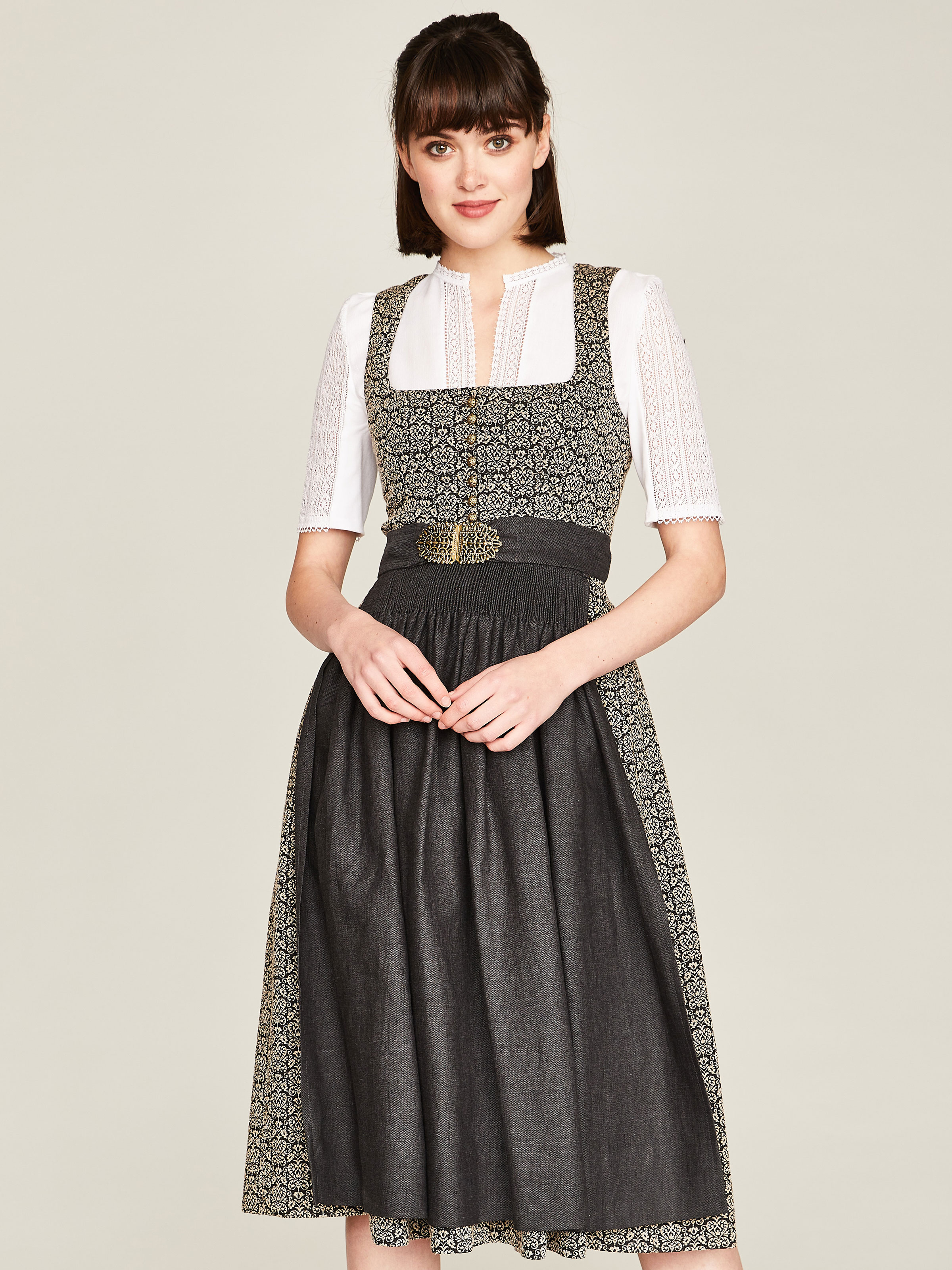 Gemustertes Dirndl in Erdtönen mit Leinen-Schürze Gemustertes Dirndl in Erdtönen mit Leinen-Schürze