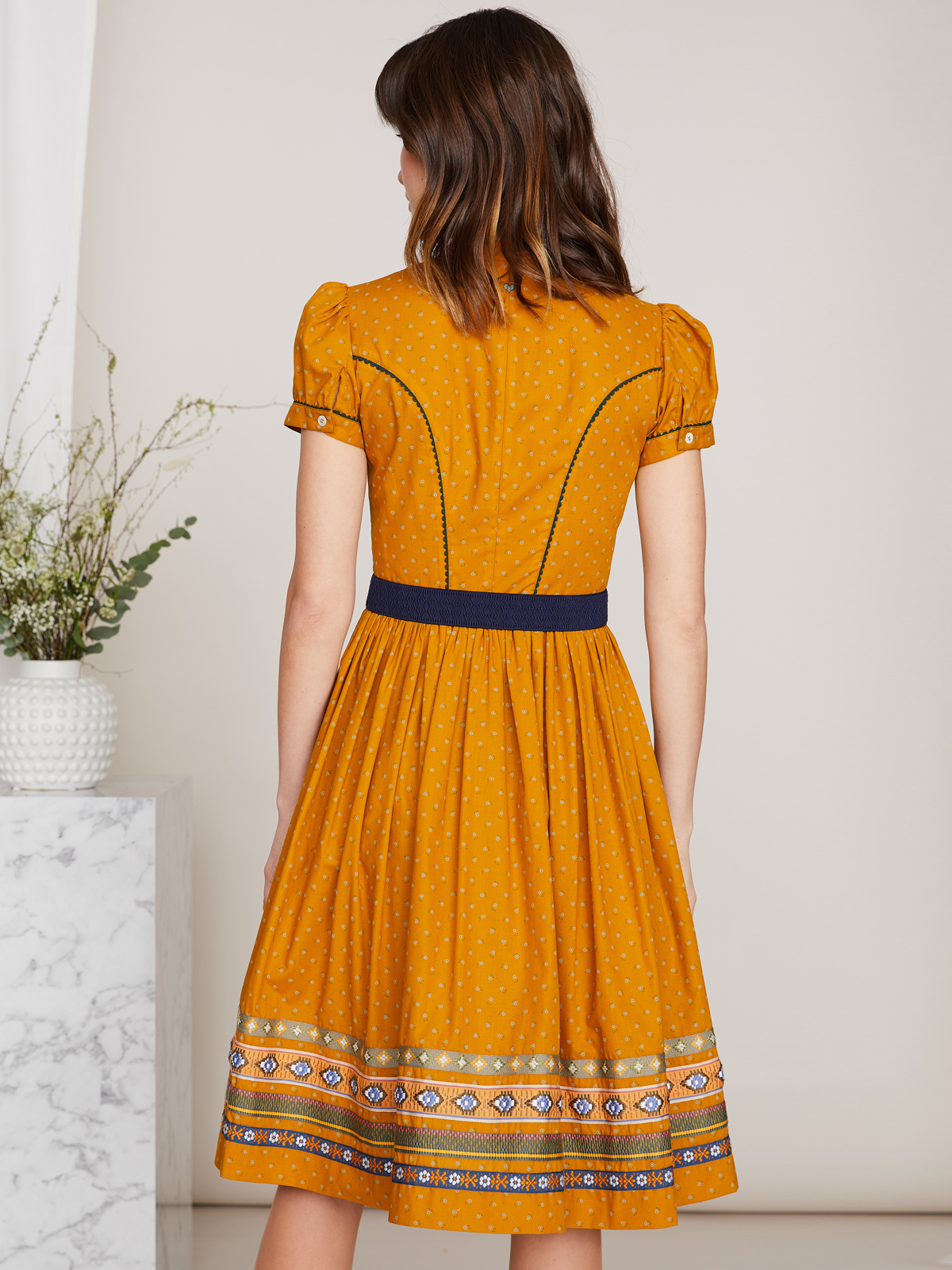 Hochgeschlossenes ocker-farbenes Dirndlkleid Hochgeschlossenes ocker-farbenes Dirndlkleid