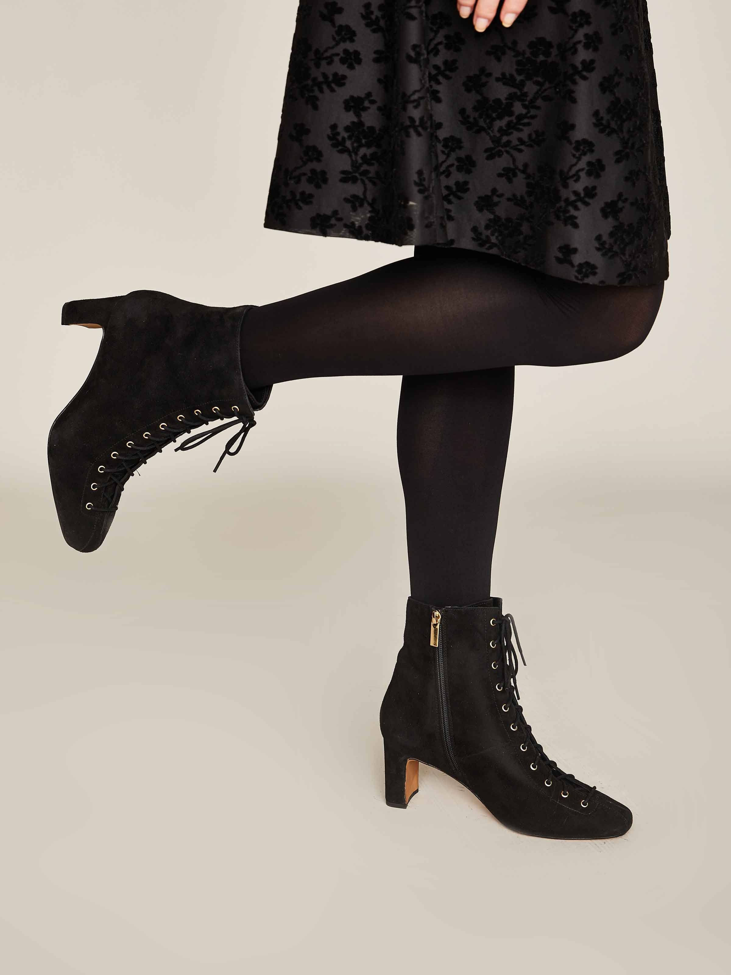 Schnürstiefel aus Wildleder Schnürstiefel aus Wildleder