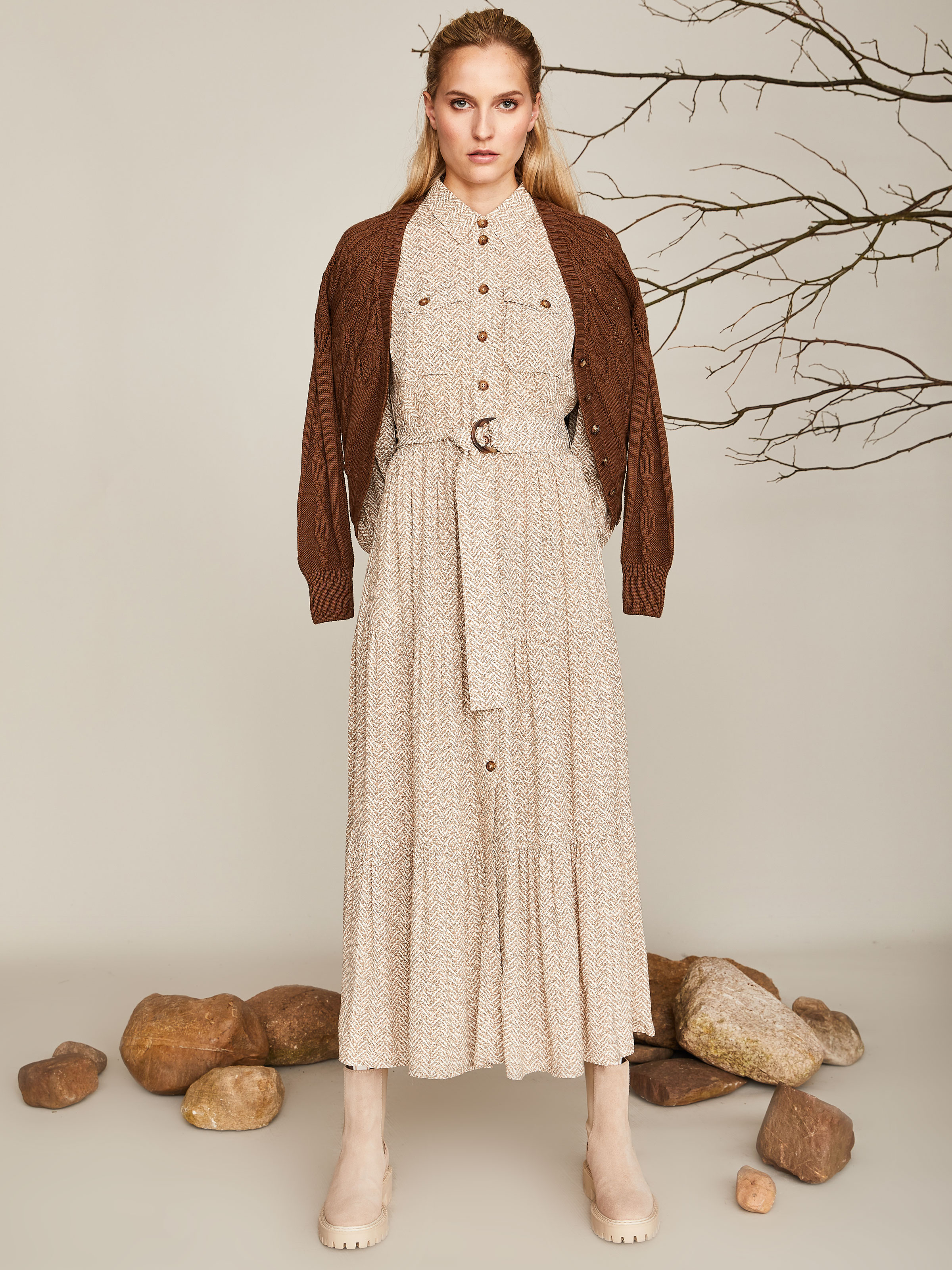 Beige gemustertes Hemdblusenkleid mit Gürtel Beige gemustertes Hemdblusenkleid mit Gürtel