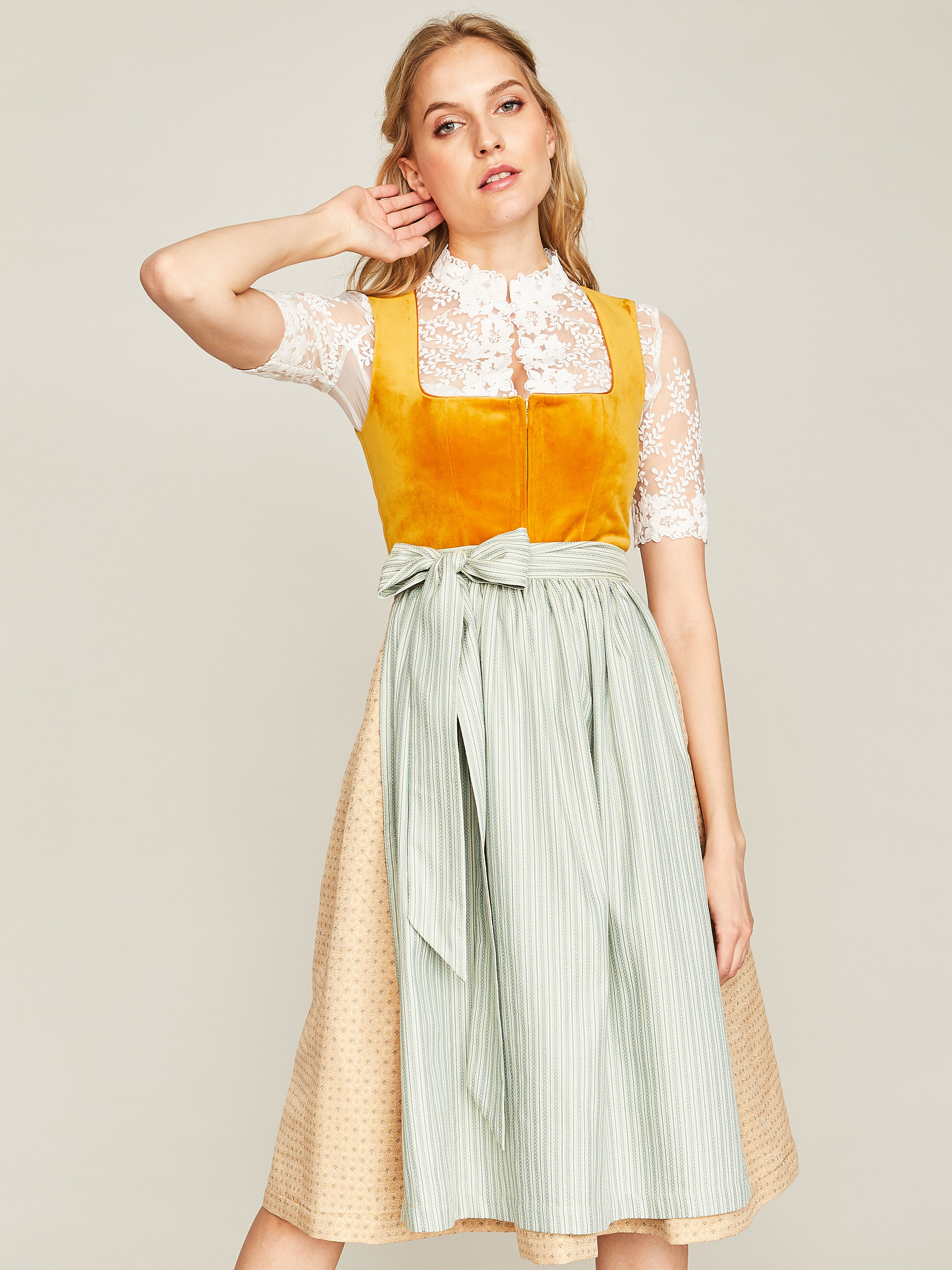 Goldenes Dirndl mit zwei Schürzen Goldenes Dirndl mit zwei Schürzen