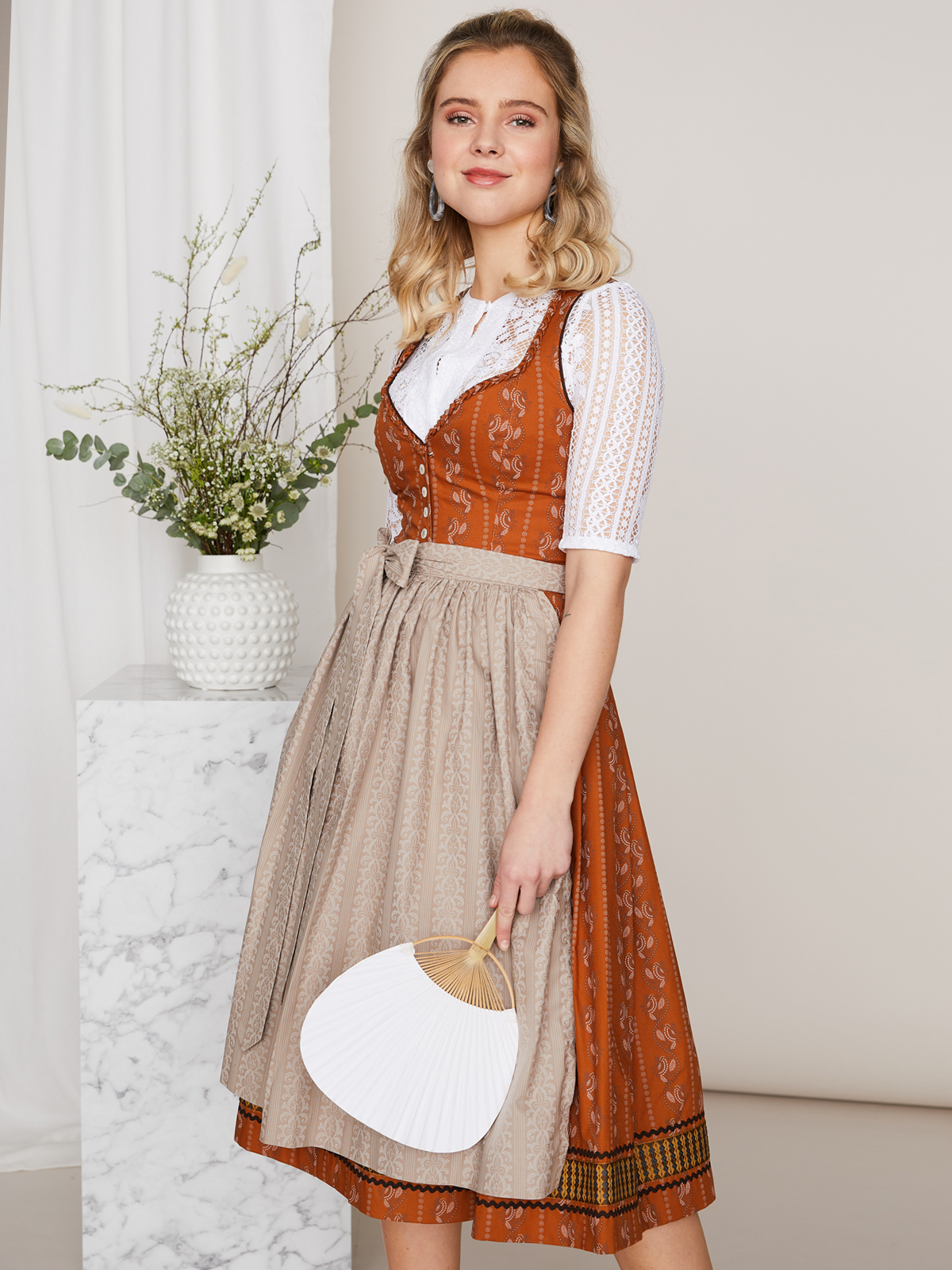 Senfgelbes Dirndl mit hellem Trachtenmuster Senfgelbes Dirndl mit hellem Trachtenmuster