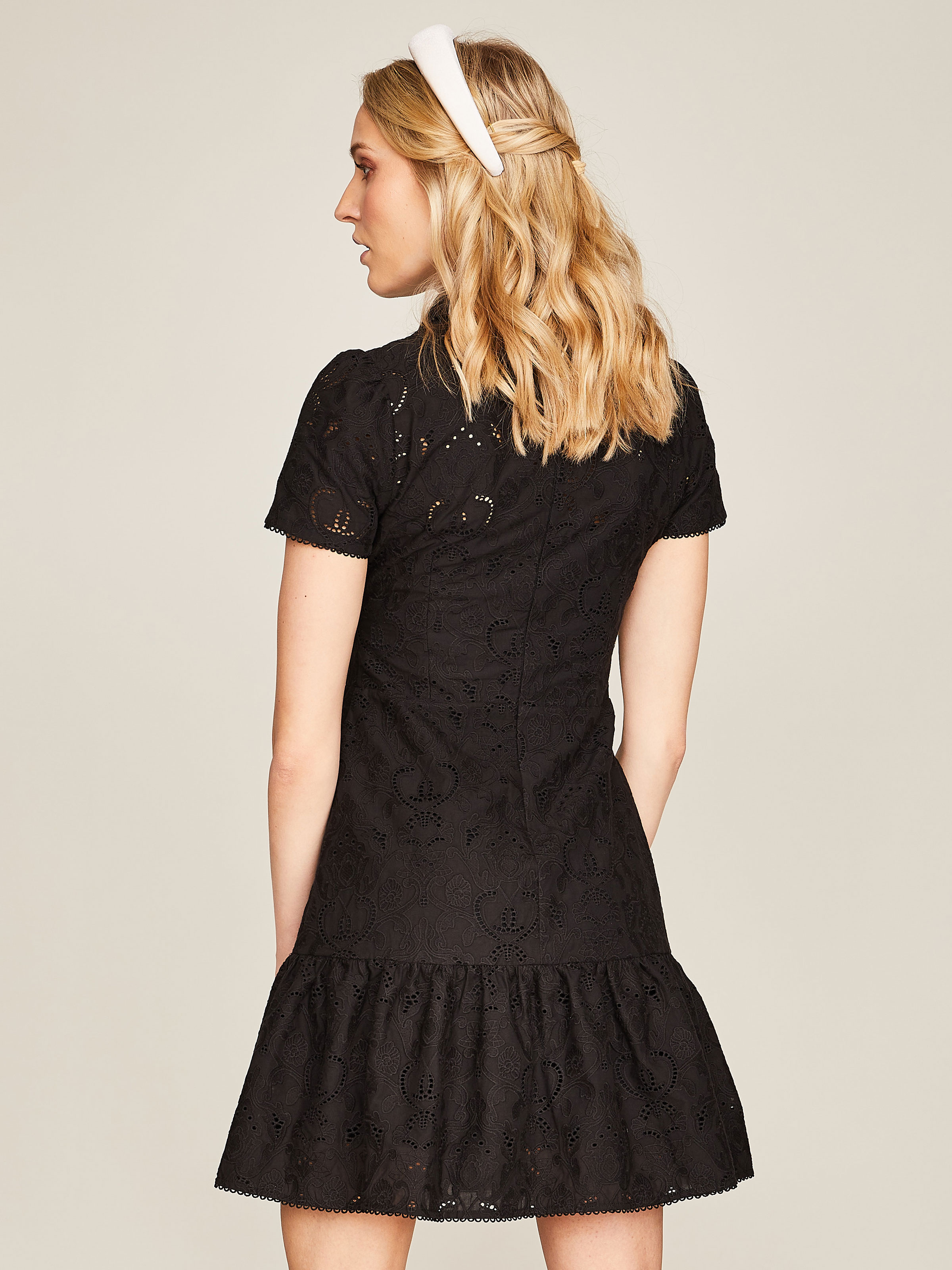 Sommerkleid aus Lochspitze Sommerkleid aus Lochspitze