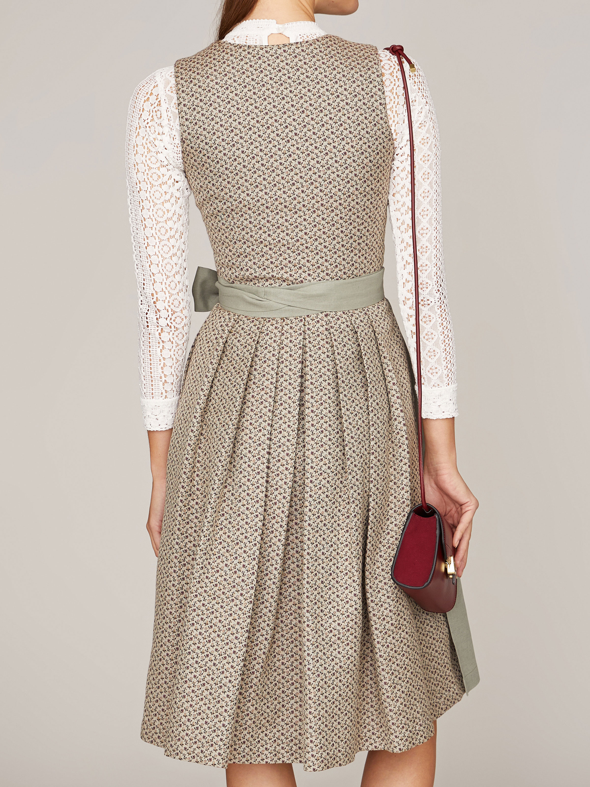 Grünes Dirndl mit 2 Schürzen Grünes Dirndl mit 2 Schürzen