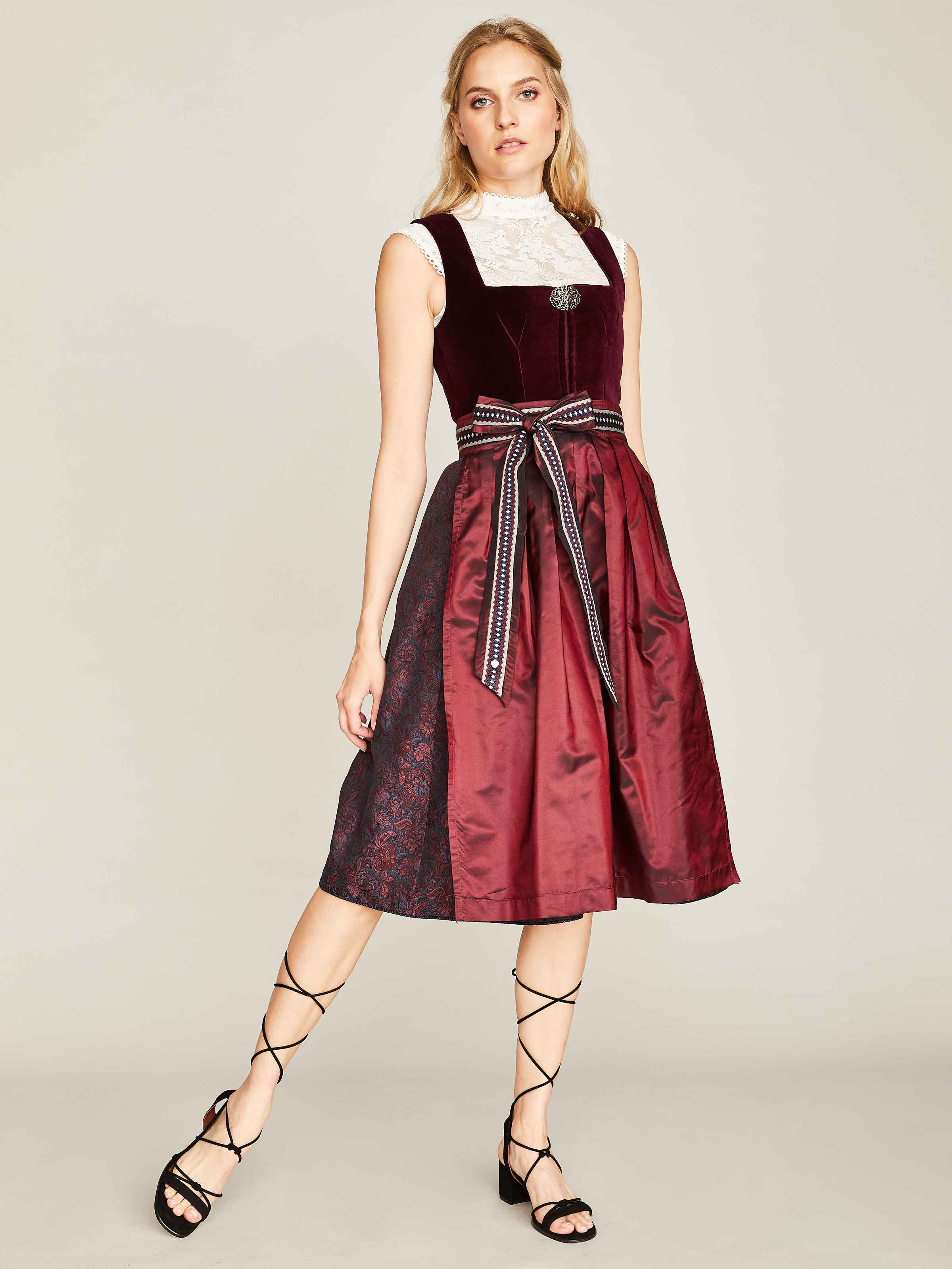 Beerenfarbenes Dirndl mit Seidenschürze Beerenfarbenes Dirndl mit Seidenschürze