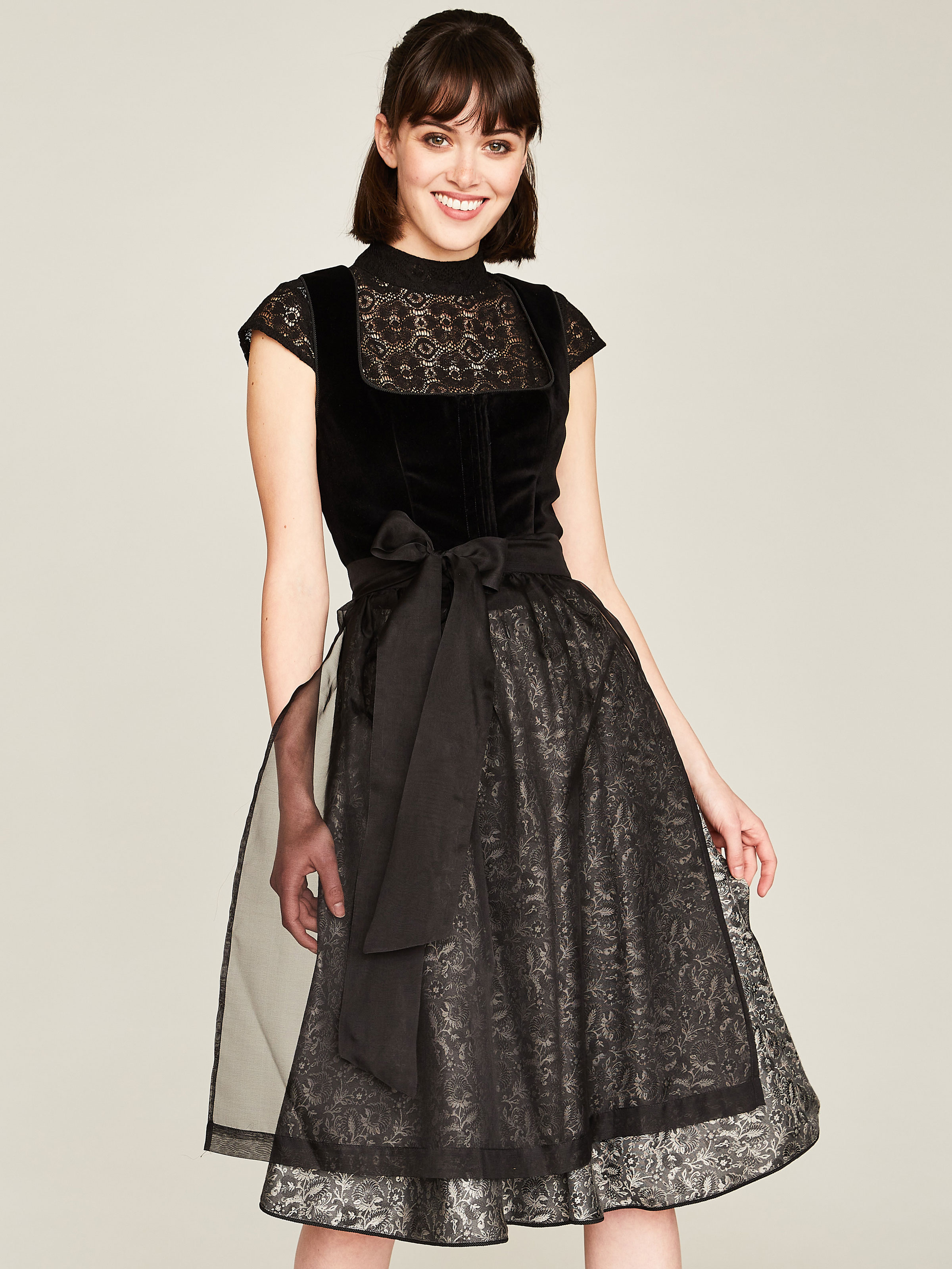 Schwarzes Dirndl mit Samt-Mieder und Seiden-Schürze Schwarzes Dirndl mit Samt-Mieder und Seiden-Schürze