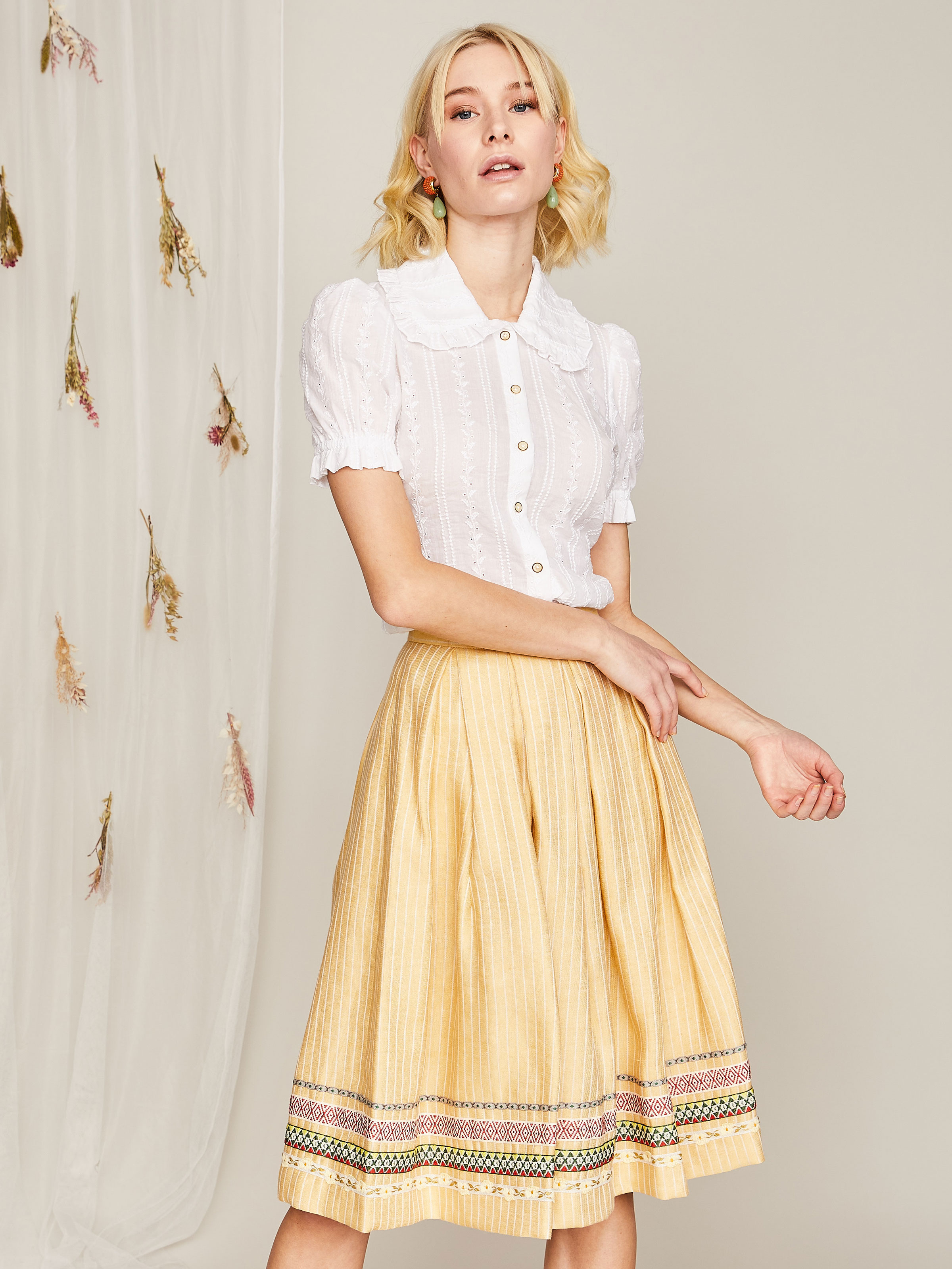 Kurzarm Bluse aus Lochstickerei Kurzarm Bluse aus Lochstickerei