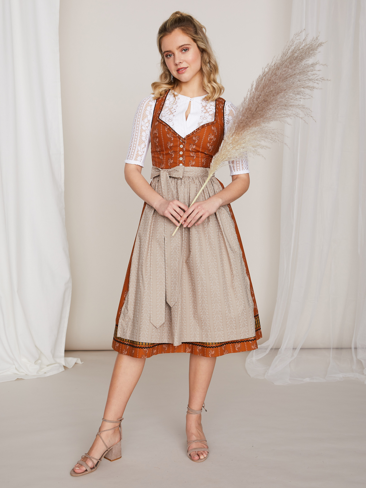 Senfgelbes Dirndl mit hellem Trachtenmuster Senfgelbes Dirndl mit hellem Trachtenmuster