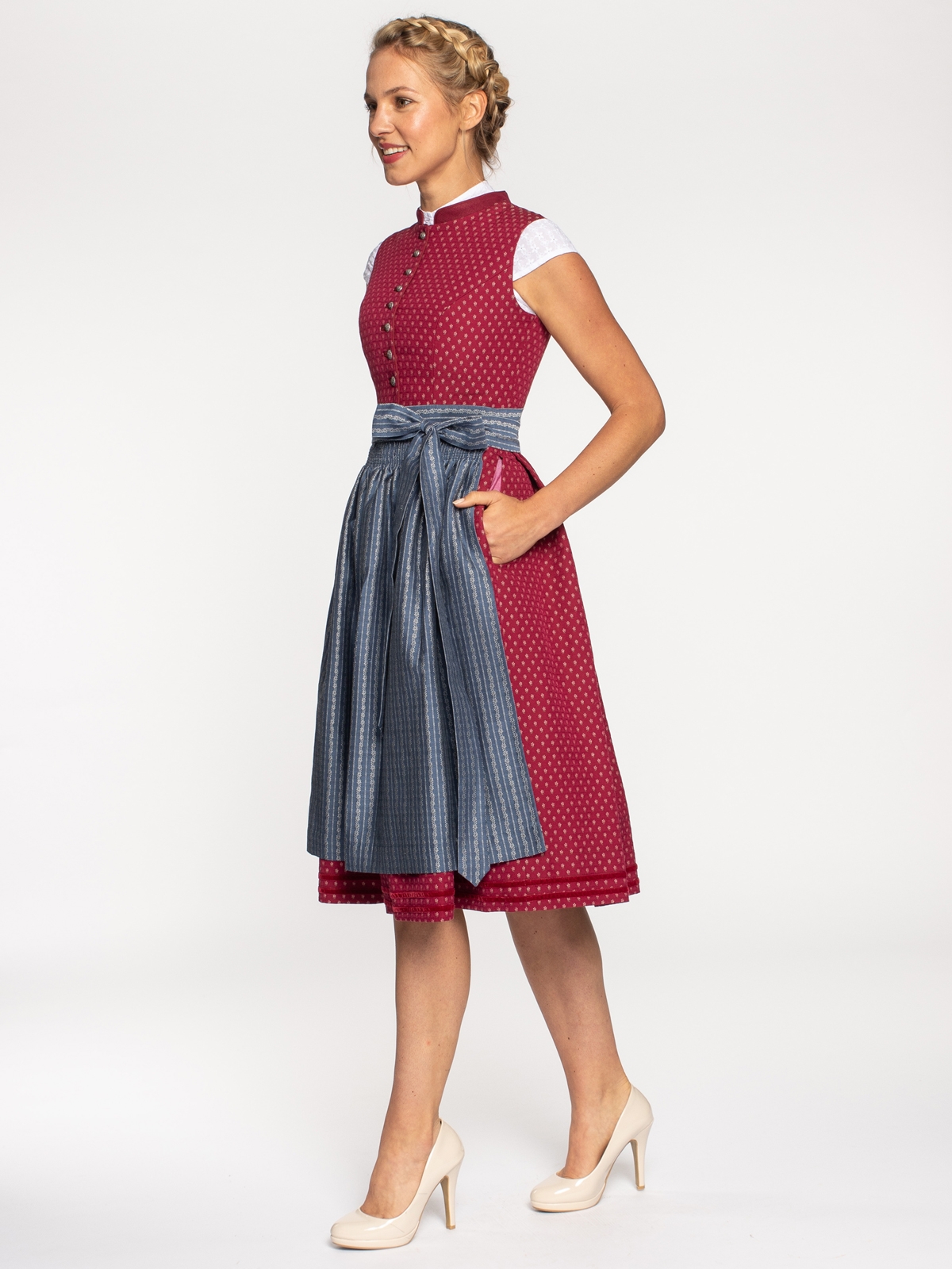 Rotes Dirndl hochgeschlossen Rotes Dirndl hochgeschlossen