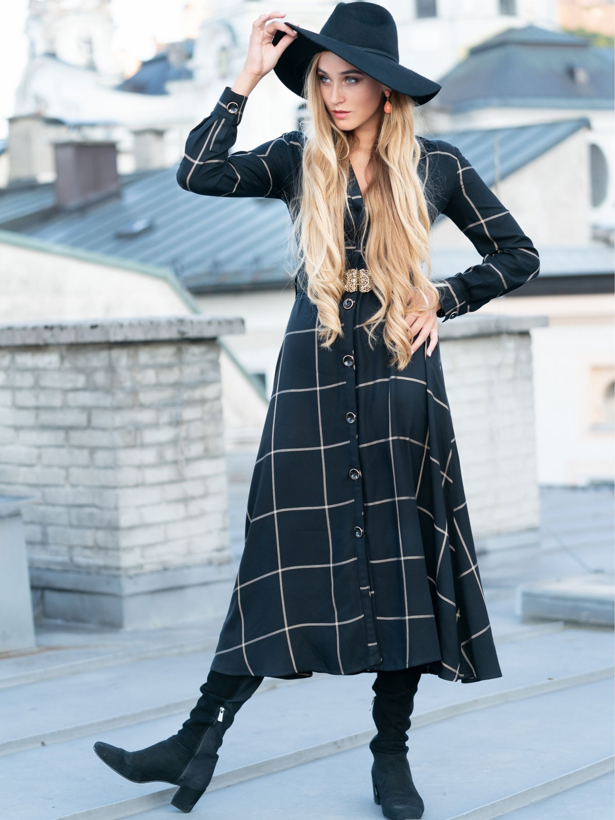 Schwarzes Blusenkleid mit Karomuster Schwarzes Blusenkleid mit Karomuster