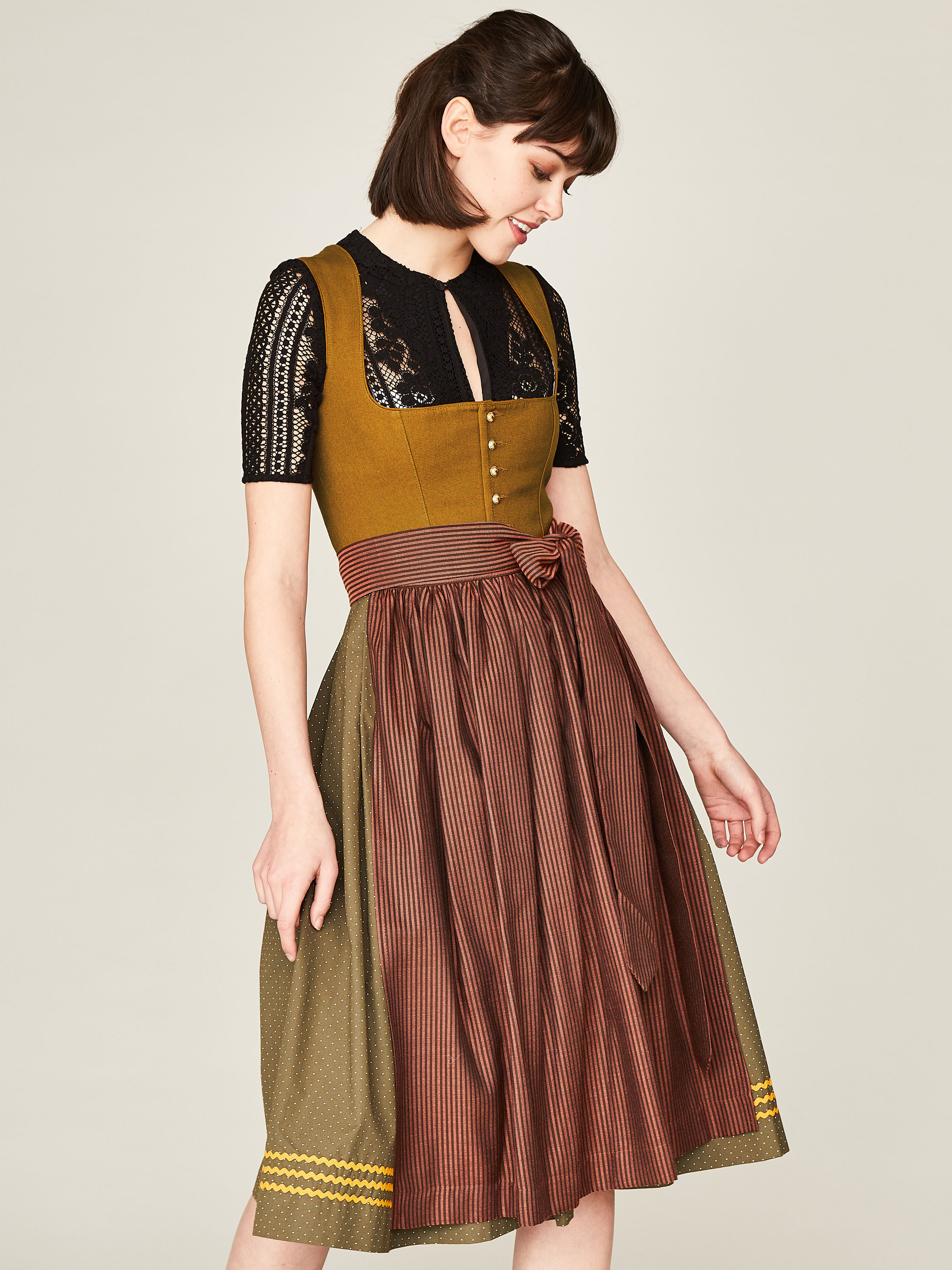 Senf-farbenes Dirndl mit Mustermix Senf-farbenes Dirndl mit Mustermix