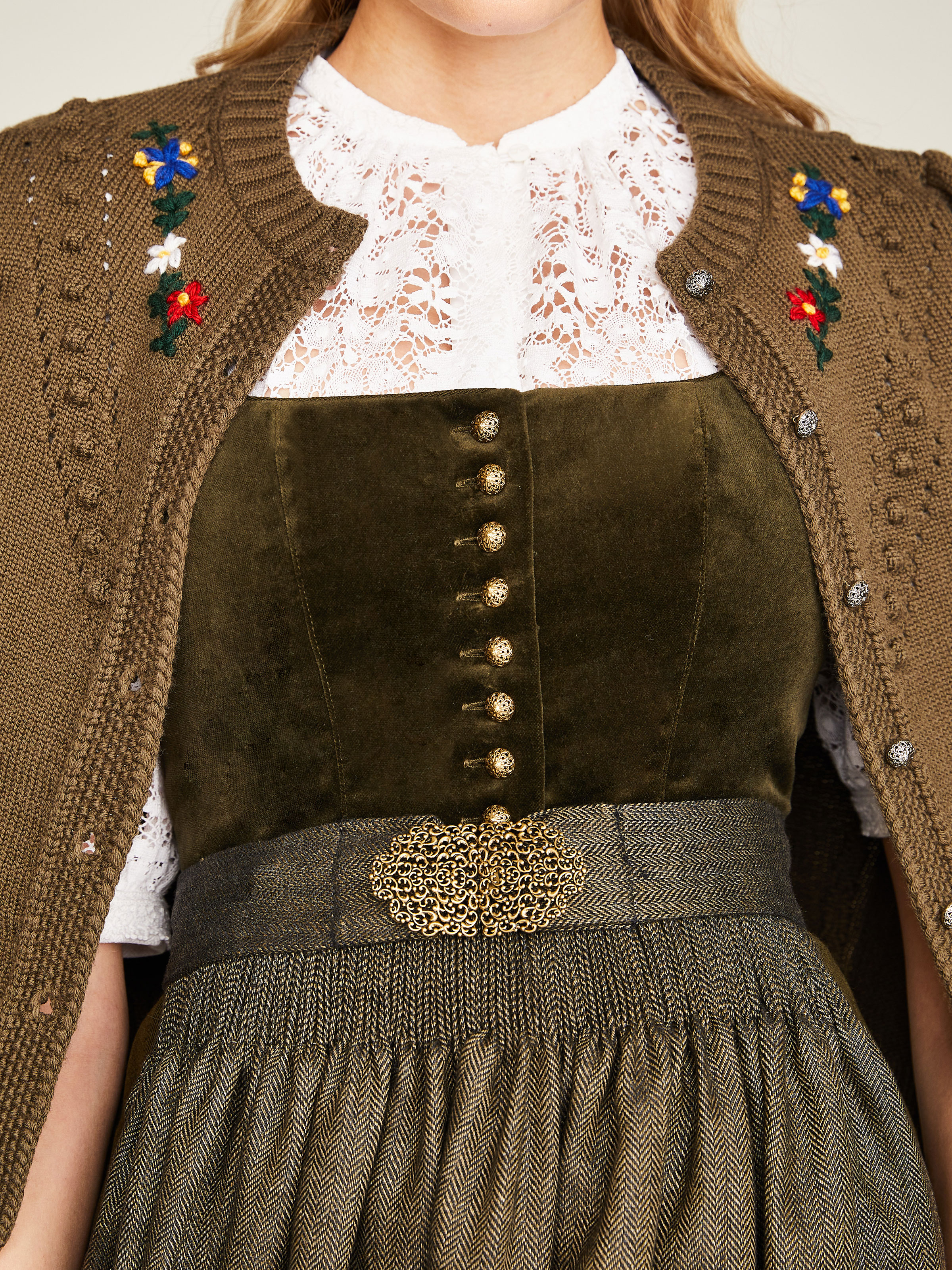 Olivgrünes Dirndl mit Samtmieder und Fischgrät-Schürze Olivgrünes Dirndl mit Samtmieder und Fischgrät-Schürze