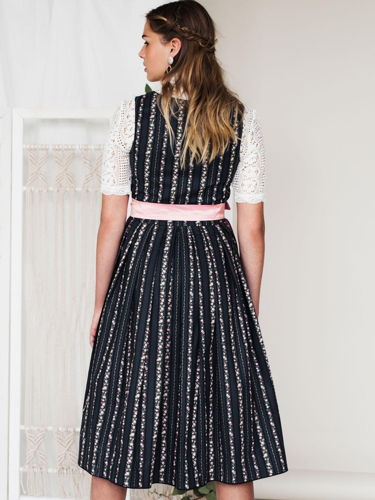 grau-rosa gestreiftes Dirndl mit rosa Schürze grau-rosa gestreiftes Dirndl mit rosa Schürze